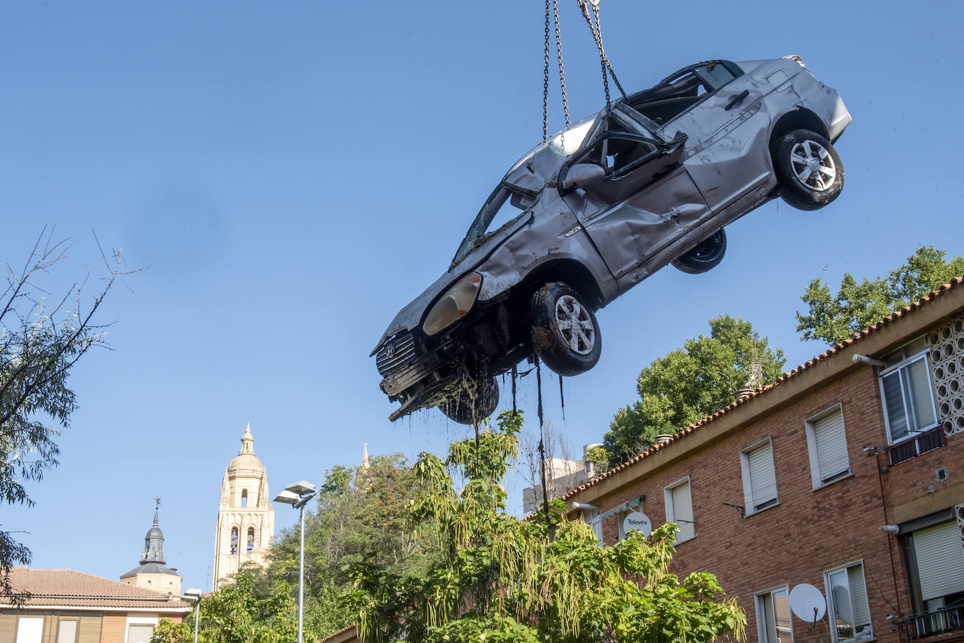 Fotos: Extracción de los vehículos hundidos en el socavón de San Millán