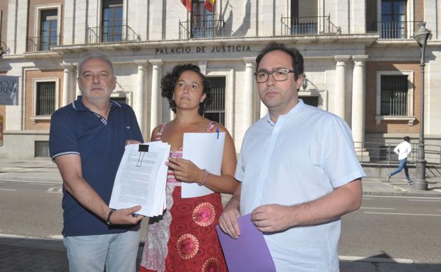 Los diputados Pedro Santamaría, Esther Mínguez y Héctor Gallego, antes de entregar los documentos de las conclusiones de Meseta Ski a la Fiscalía, en julio de 2018. 