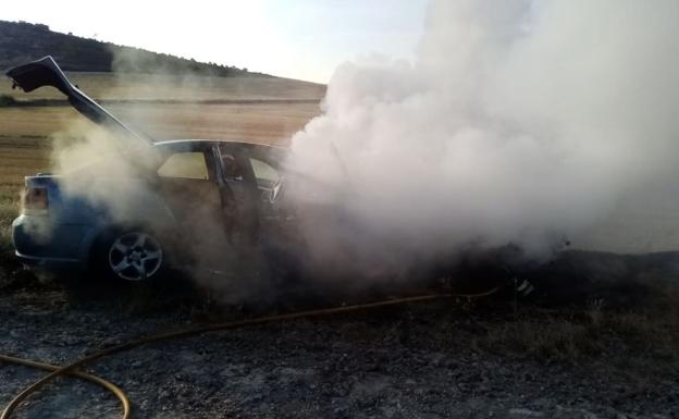 Imagen principal - Actuación de los bomberos en Quintanilla de Arriba. 