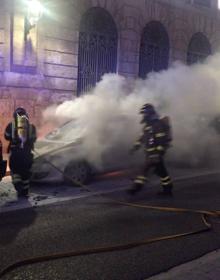 Imagen secundaria 2 - El fuego destruye un coche en la calle Cardenal Almaraz de Palencia 