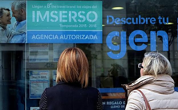 Anuncio de la oferta del Imserso en una agencia de viajes.