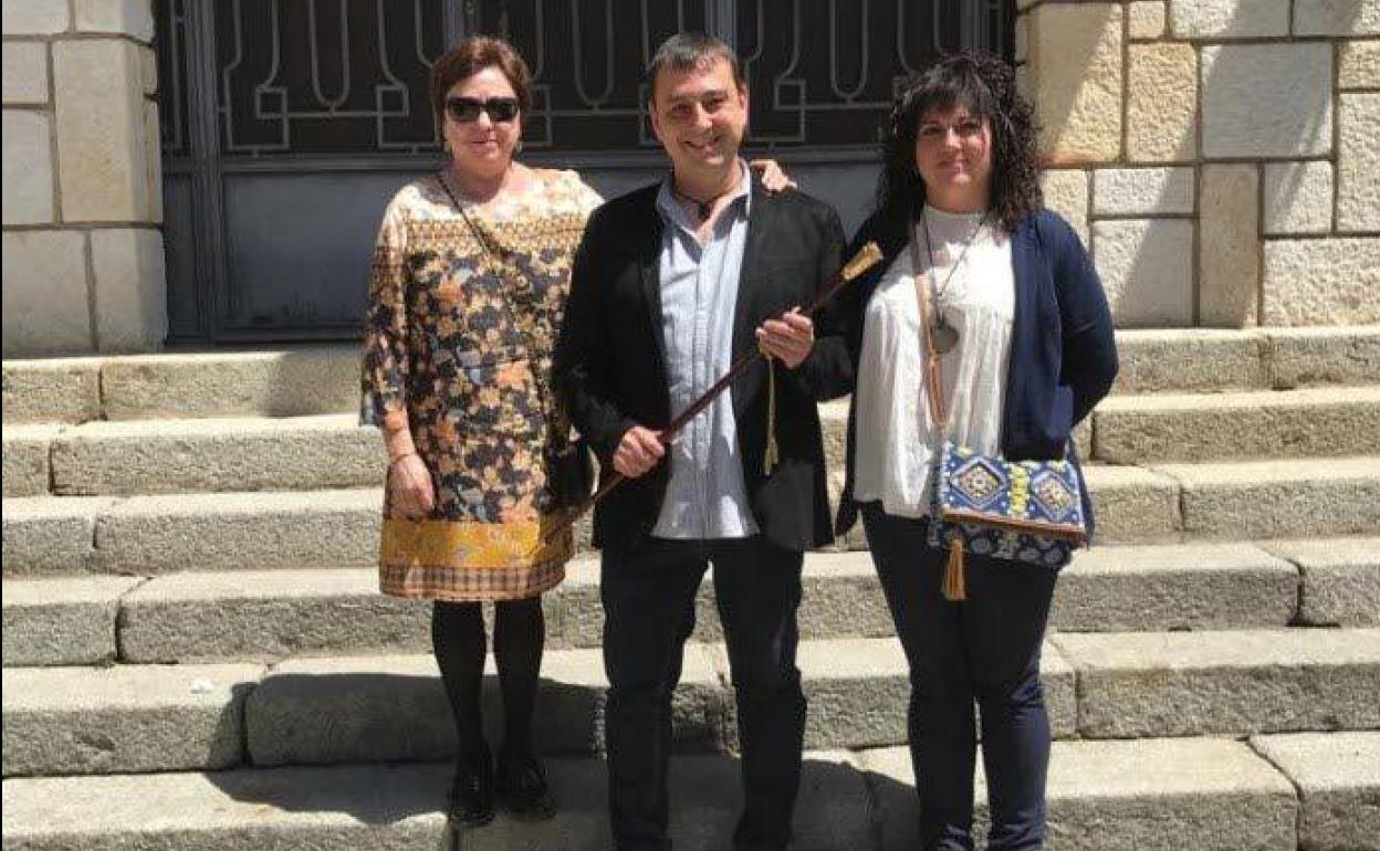 En el centro, el alcalde de Castronuño, Enrique Seoane, junto a las dos concejalas de IU-Toma la Palabra en la localidad, tras la toma de posesión el pasado 15 de junio. 