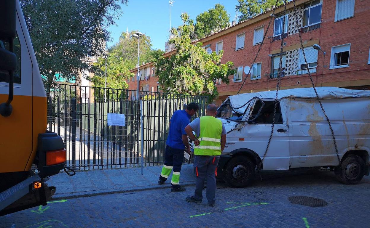Los empleados de la empresa de la grúa, con la furgoneta recién extraída.