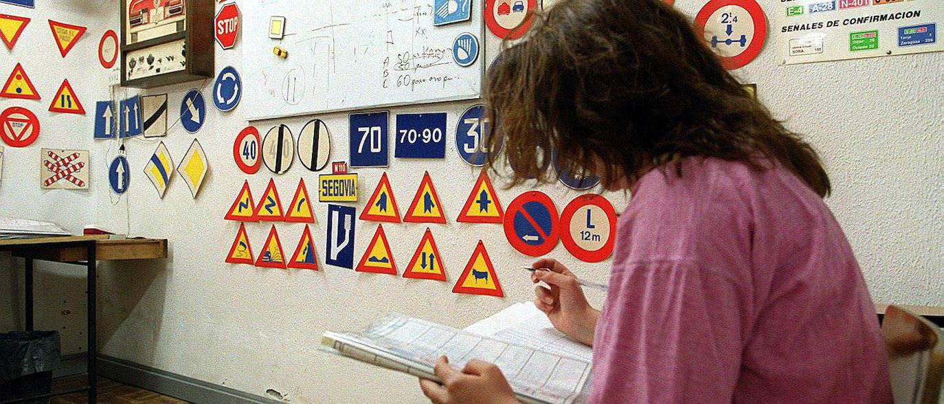 Una mujer repasa los tests del examen teórico de conducir en una autoescuela de Segovia.