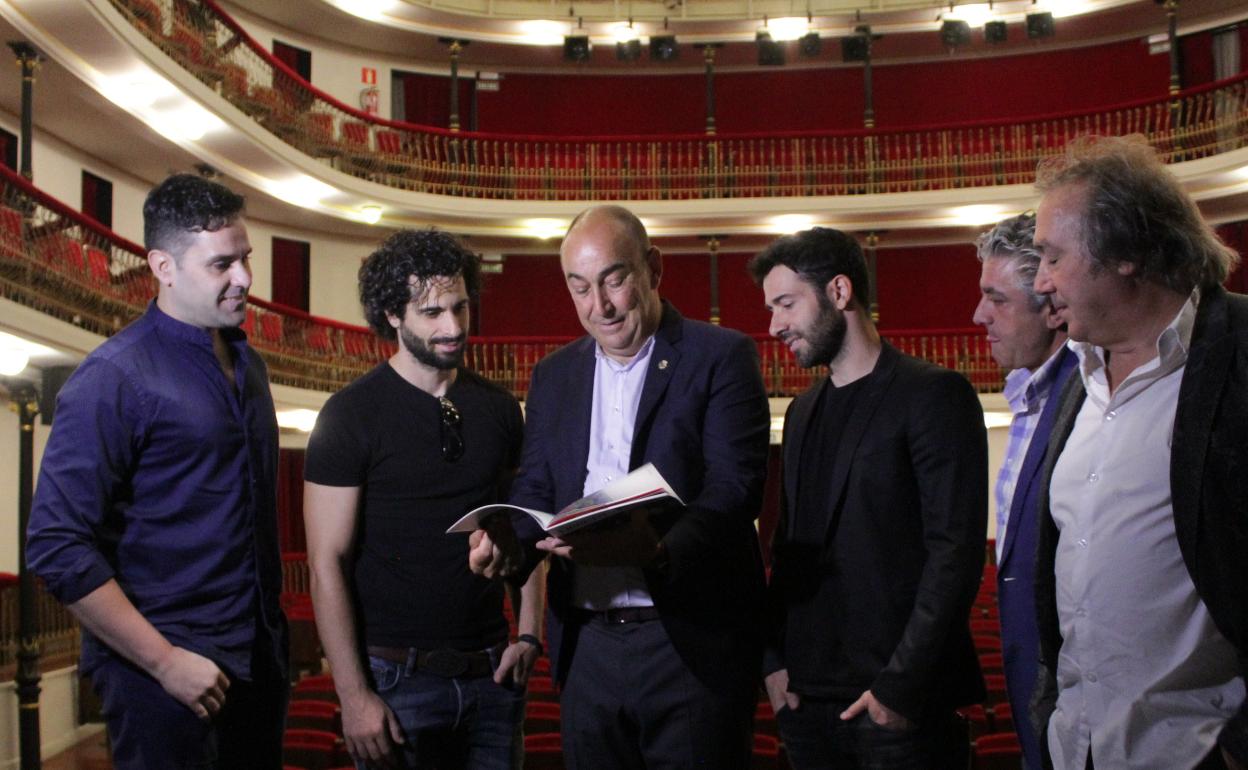 Miguel Ángel de Vicente (centro) ojea la programación flanqueado por dos miembros de Los Vivancos. 