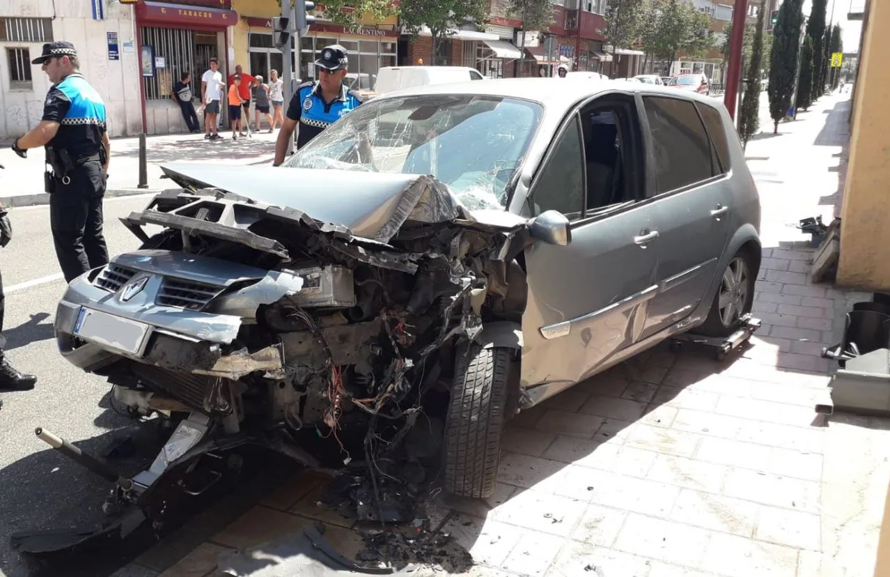 Imagen principal - Un hombre herido al chocar su vehículo contra un semáforo y la tapia del acuartelamiento de la Carretera Rueda