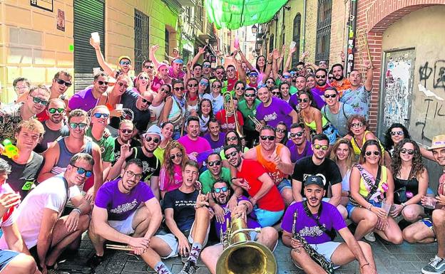 Miembros de la charanga La Nota, junto a algunos jóvenes que asistieron este año al vermú de las fiestas de Peñafiel. 