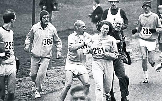 El director del maratón de Boston intenta parar a Kathrine Switzer.