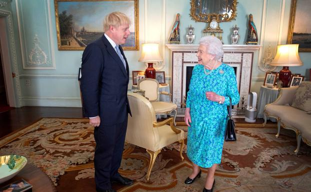 Boris Johnson y la reina Isabel II.