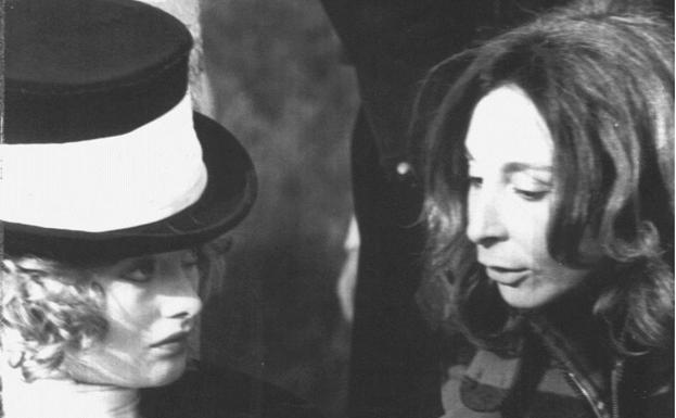 Josefina Molina (a la derecha), durante el rodaje de su primer largometraje, 'Vera, un cuento cruel', en 1973.