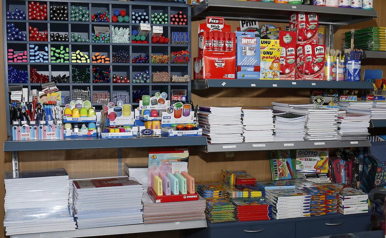 Material escolar en la librería Vicente Blanco de Palencia. 