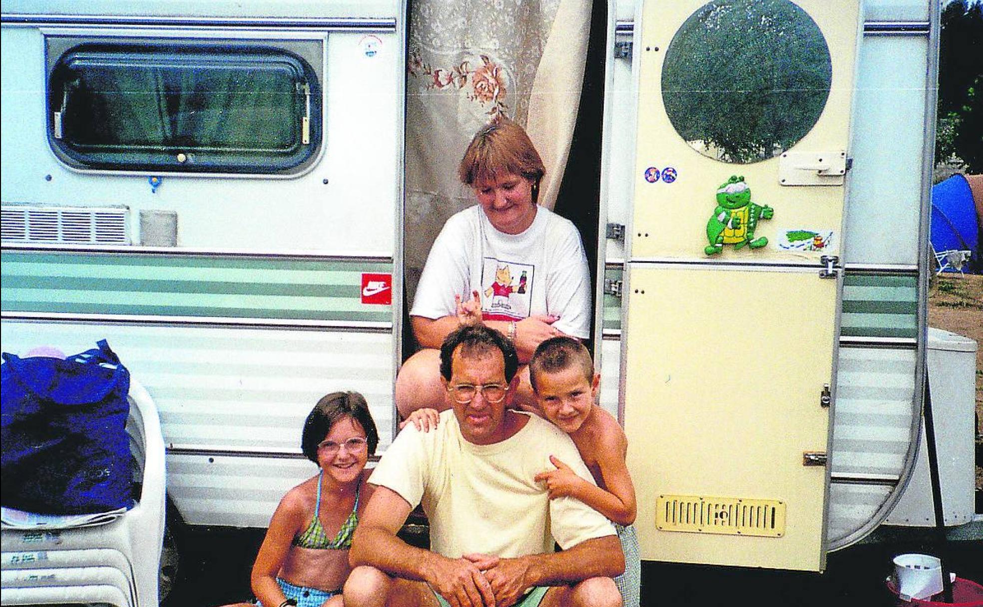 Mis padres, mi hermano y yo en uno de esos veranos de caravana