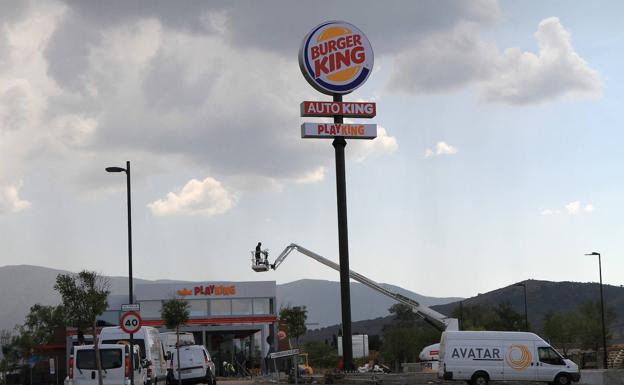 Cartel publicitario instalado esta semana junto a la carretera de La Granja.