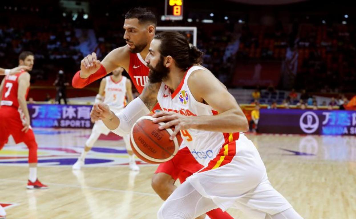 Ricky Rubio, con el pívot tunecino Salah Mejri.