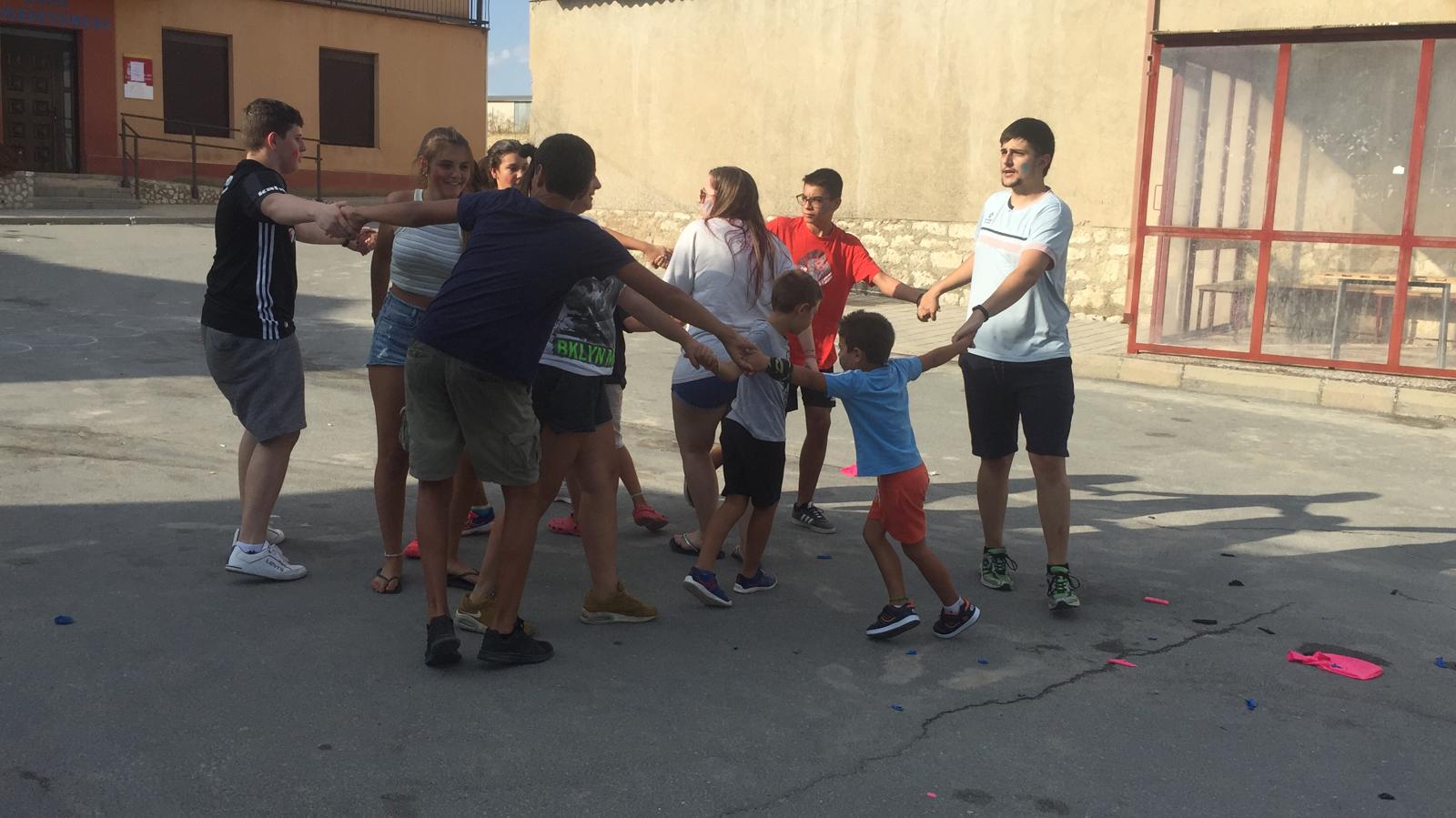 Misas en honor a la patrona, juegos infantiles, actuaciones de magia y comidas de hermandad han servido para divertir a niños y grandes