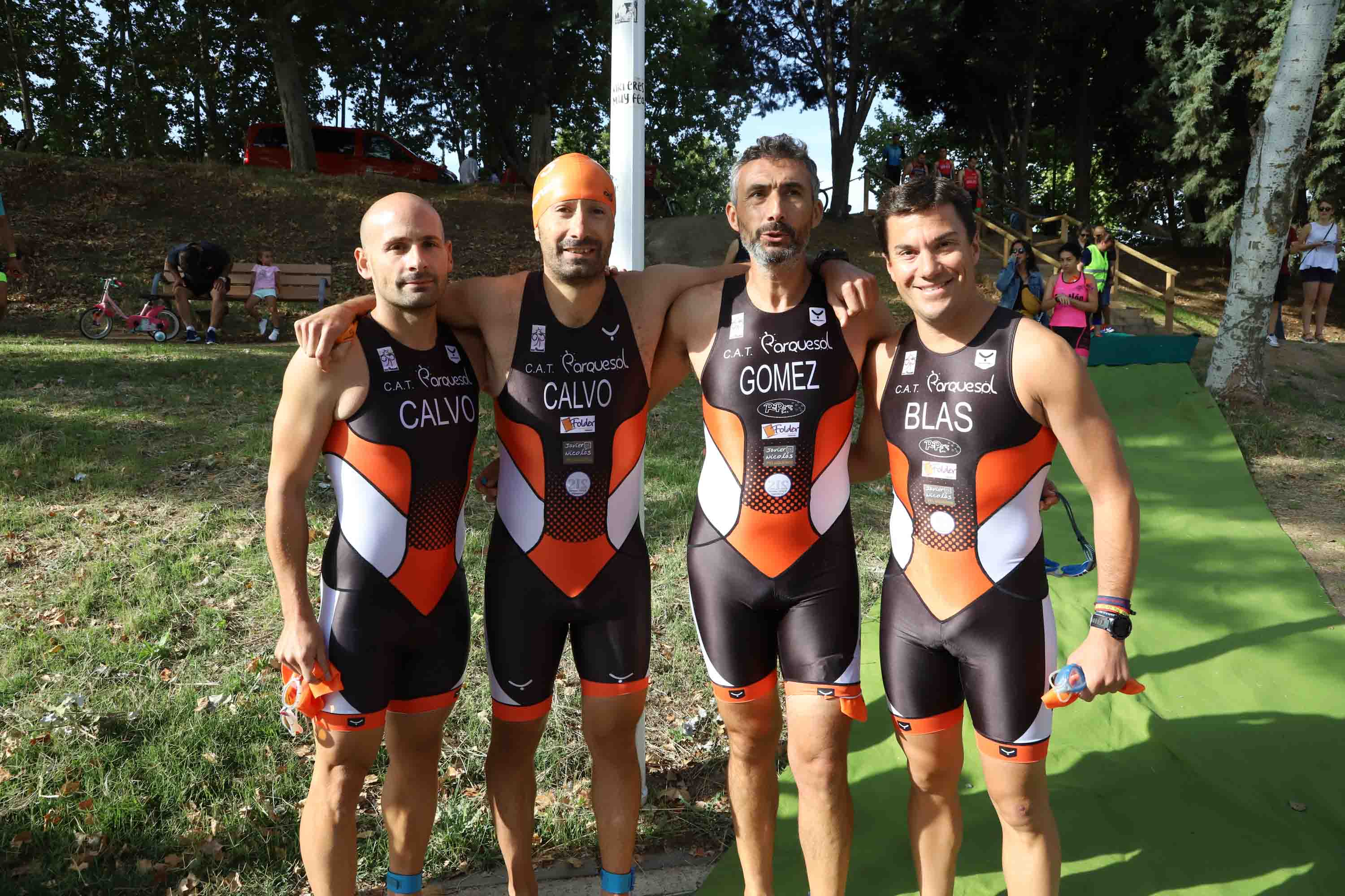Miguel Risco y Esther Gómez repiten victoria en una prueba que reunió a 250 atletas que recorrieron el casco histórico a nado, en bici y corriendo