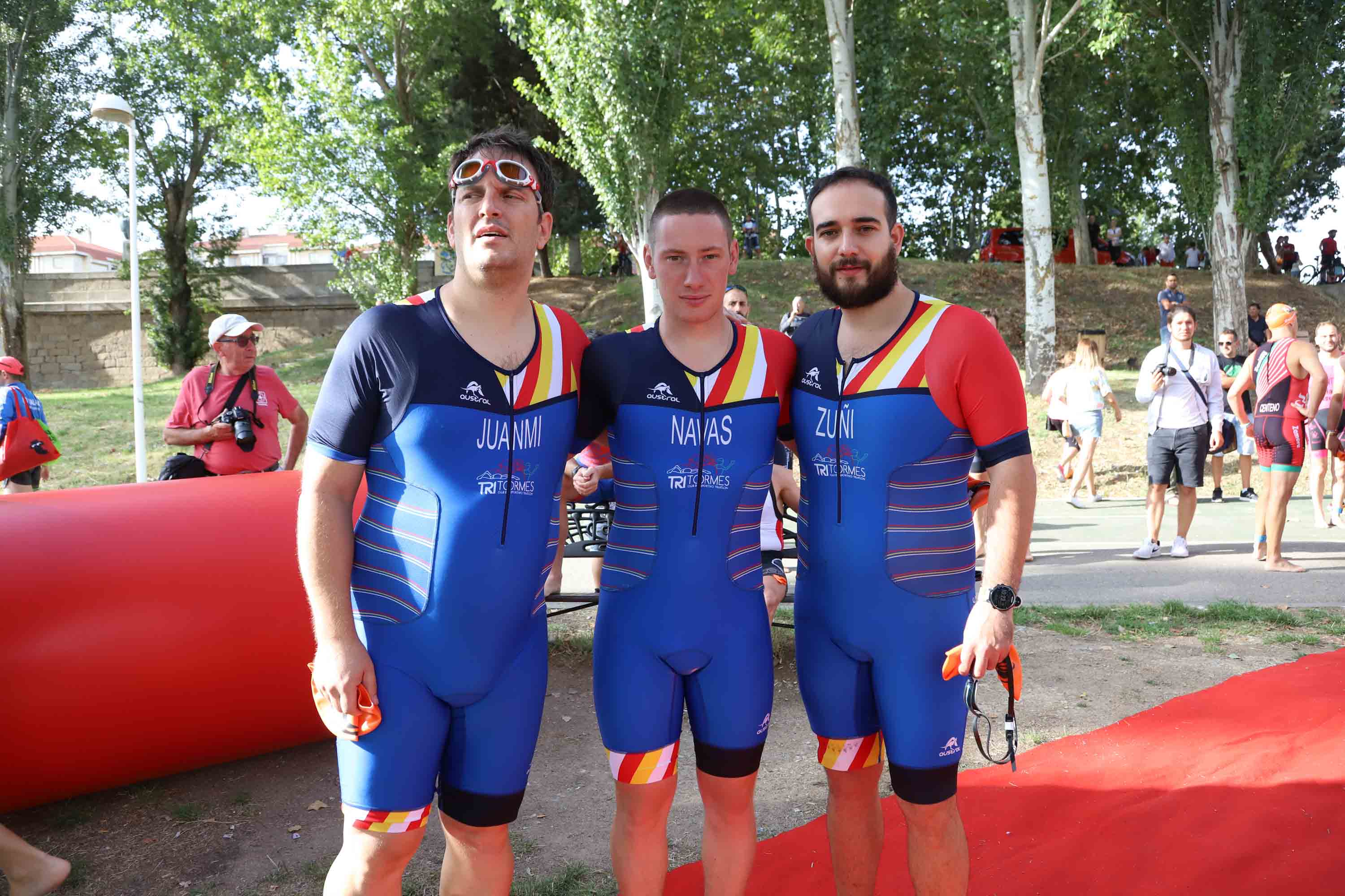 Miguel Risco y Esther Gómez repiten victoria en una prueba que reunió a 250 atletas que recorrieron el casco histórico a nado, en bici y corriendo