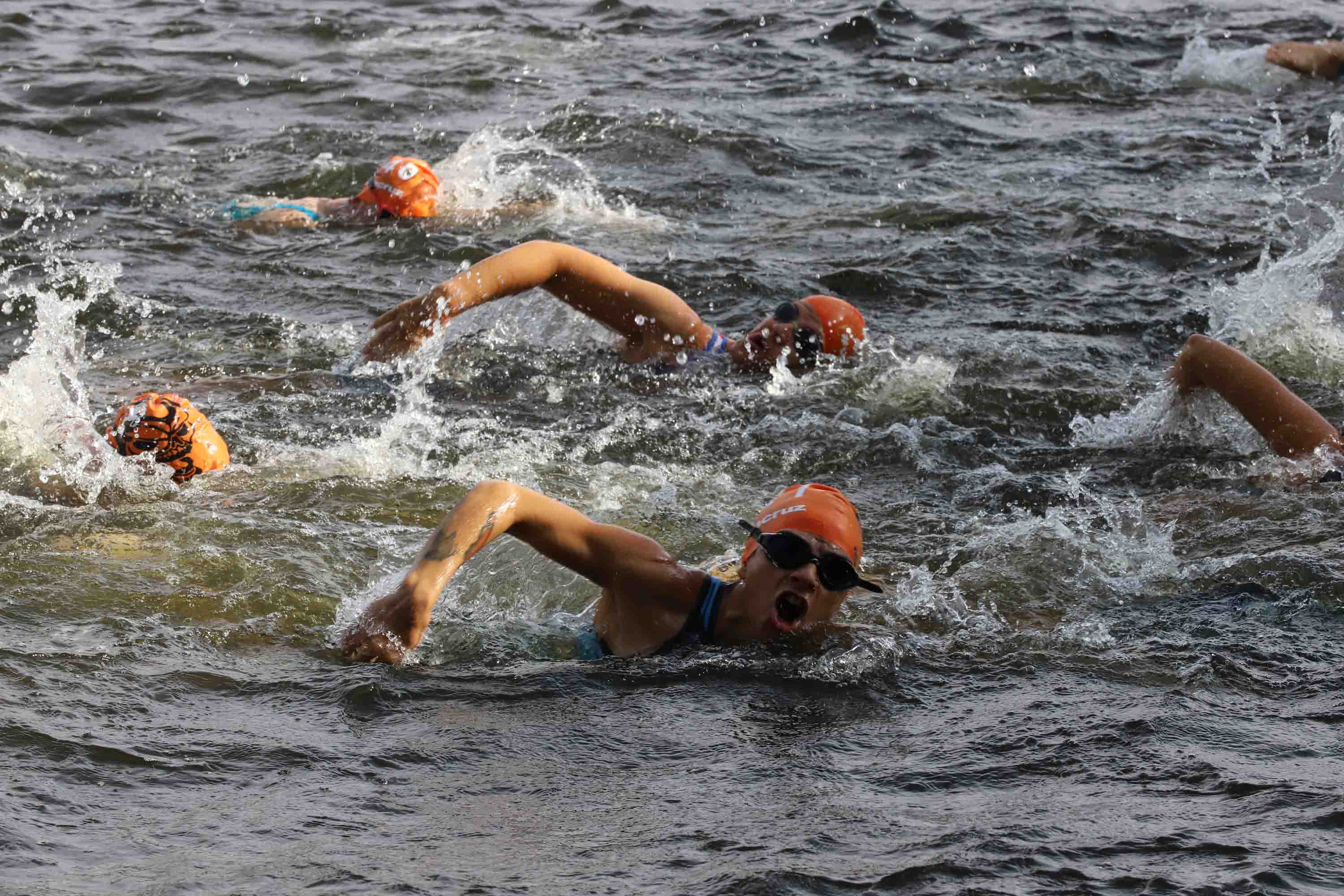 Miguel Risco y Esther Gómez repiten victoria en una prueba que reunió a 250 atletas que recorrieron el casco histórico a nado, en bici y corriendo