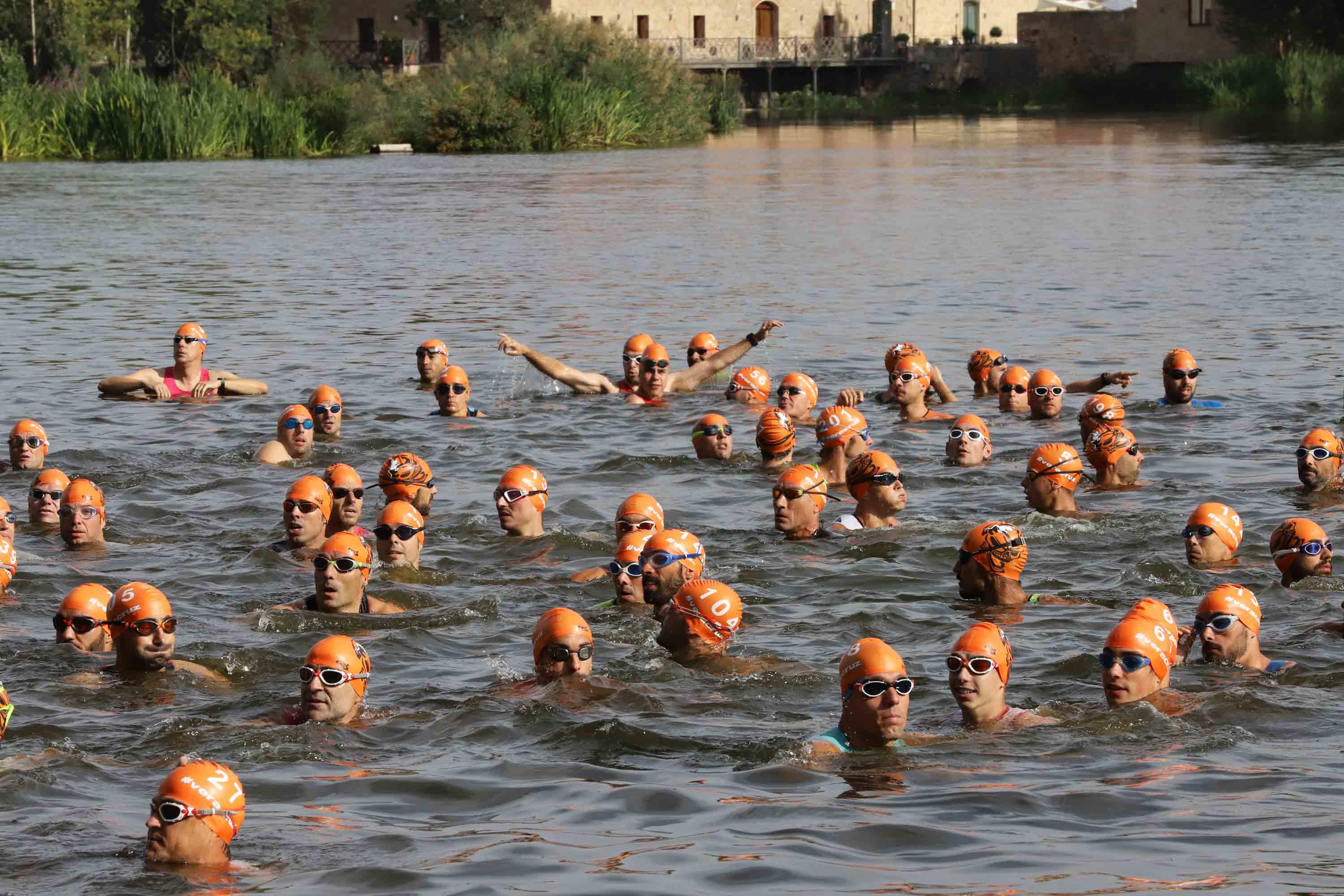 Miguel Risco y Esther Gómez repiten victoria en una prueba que reunió a 250 atletas que recorrieron el casco histórico a nado, en bici y corriendo