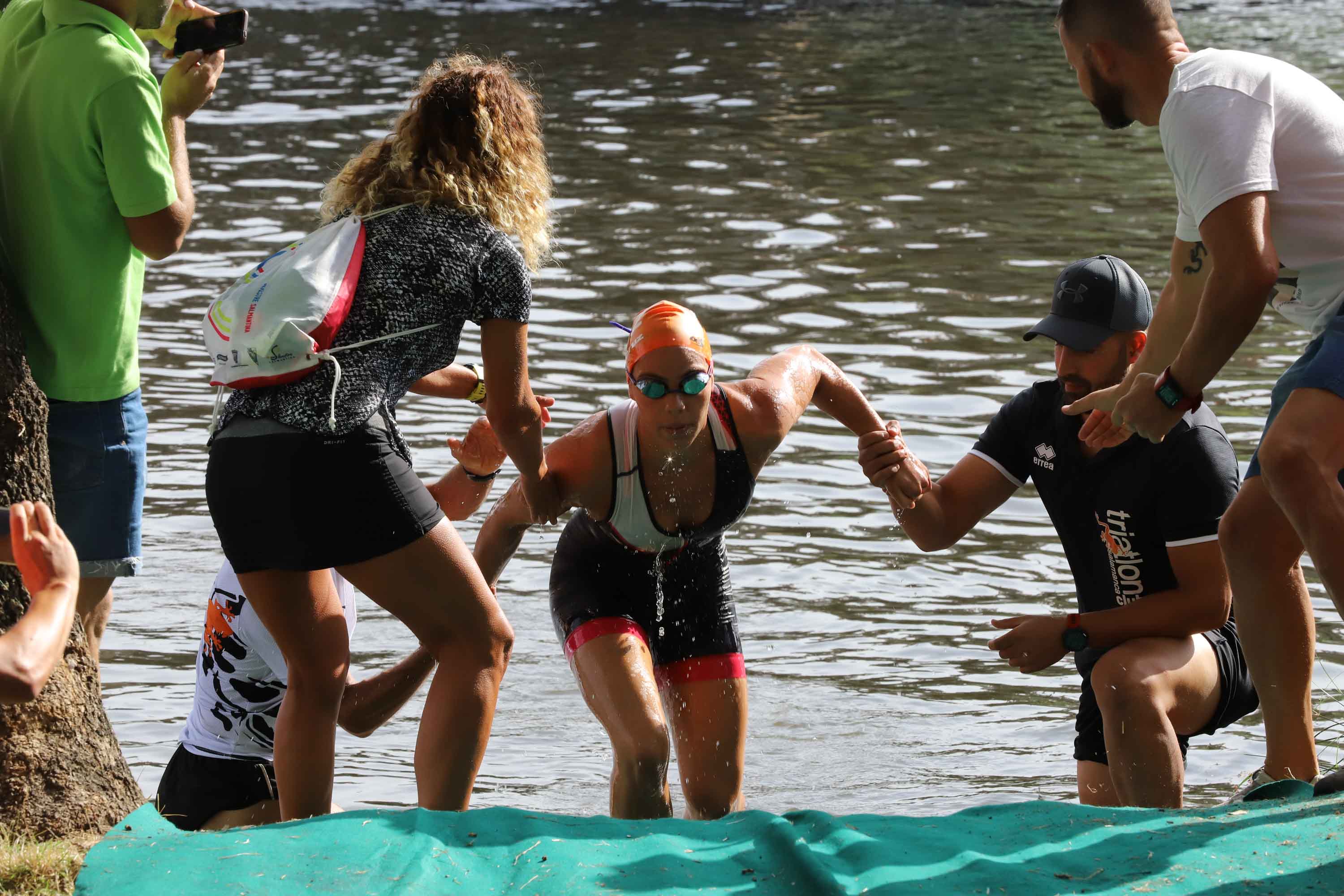 Miguel Risco y Esther Gómez repiten victoria en una prueba que reunió a 250 atletas que recorrieron el casco histórico a nado, en bici y corriendo
