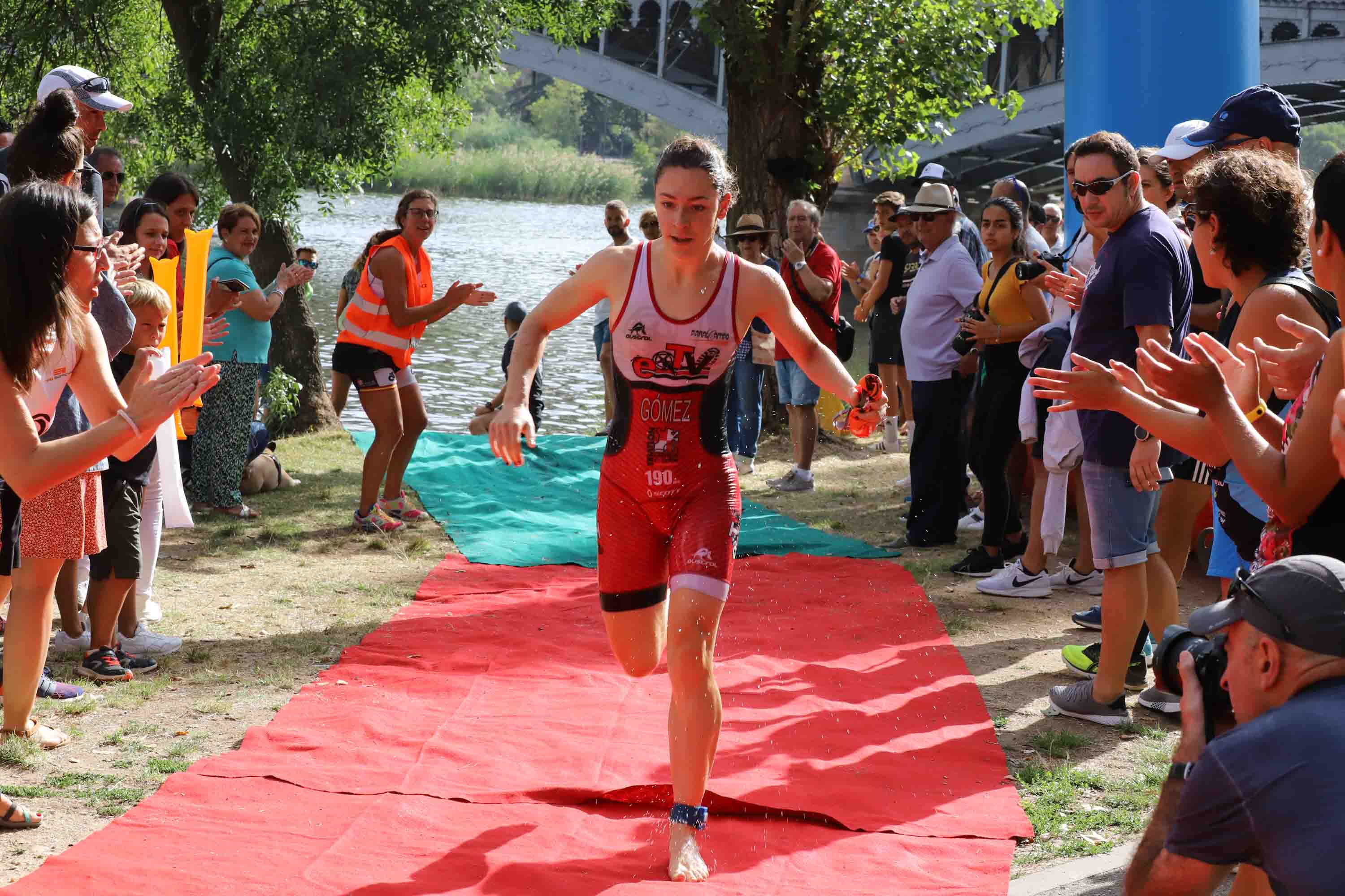 Miguel Risco y Esther Gómez repiten victoria en una prueba que reunió a 250 atletas que recorrieron el casco histórico a nado, en bici y corriendo