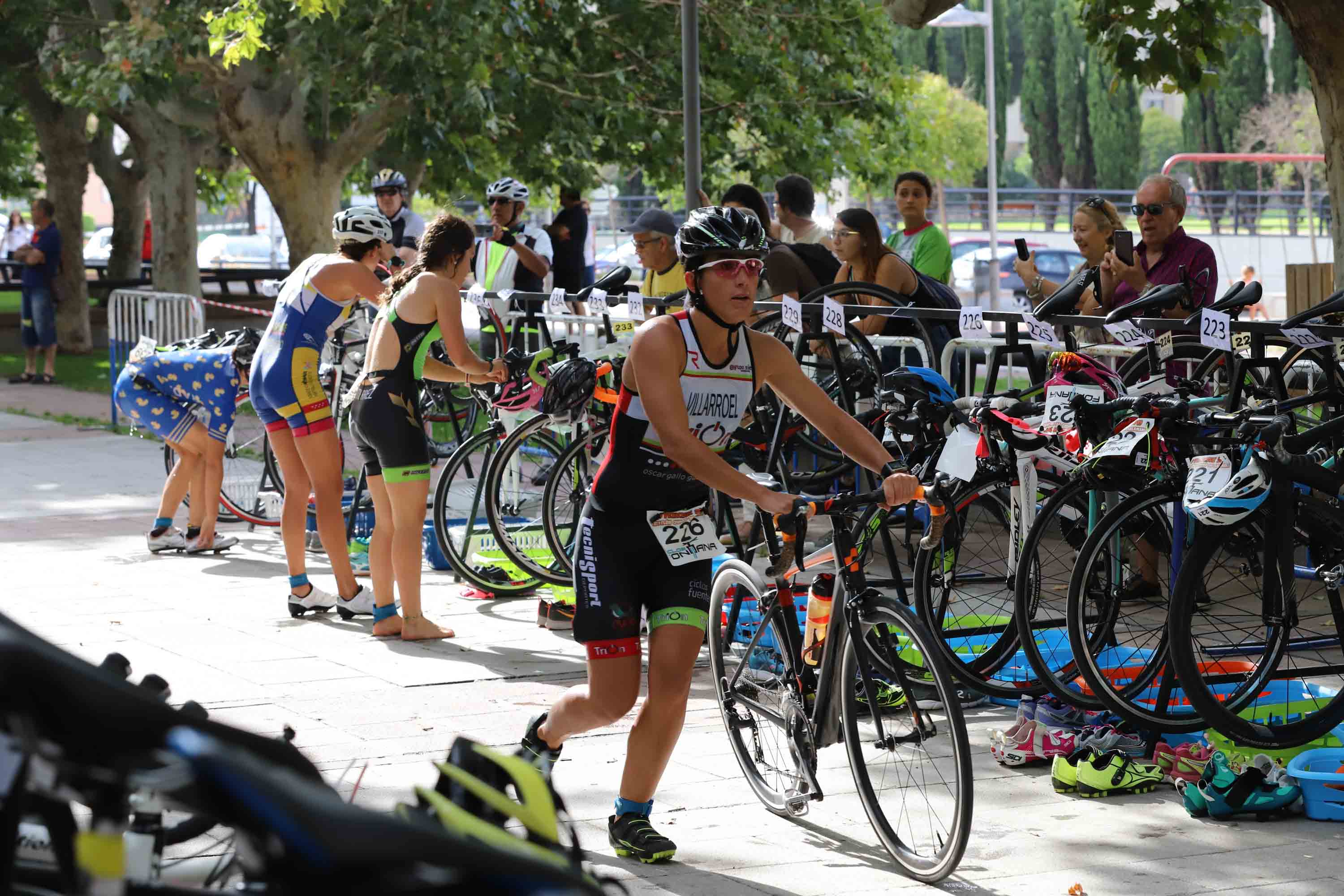 Miguel Risco y Esther Gómez repiten victoria en una prueba que reunió a 250 atletas que recorrieron el casco histórico a nado, en bici y corriendo
