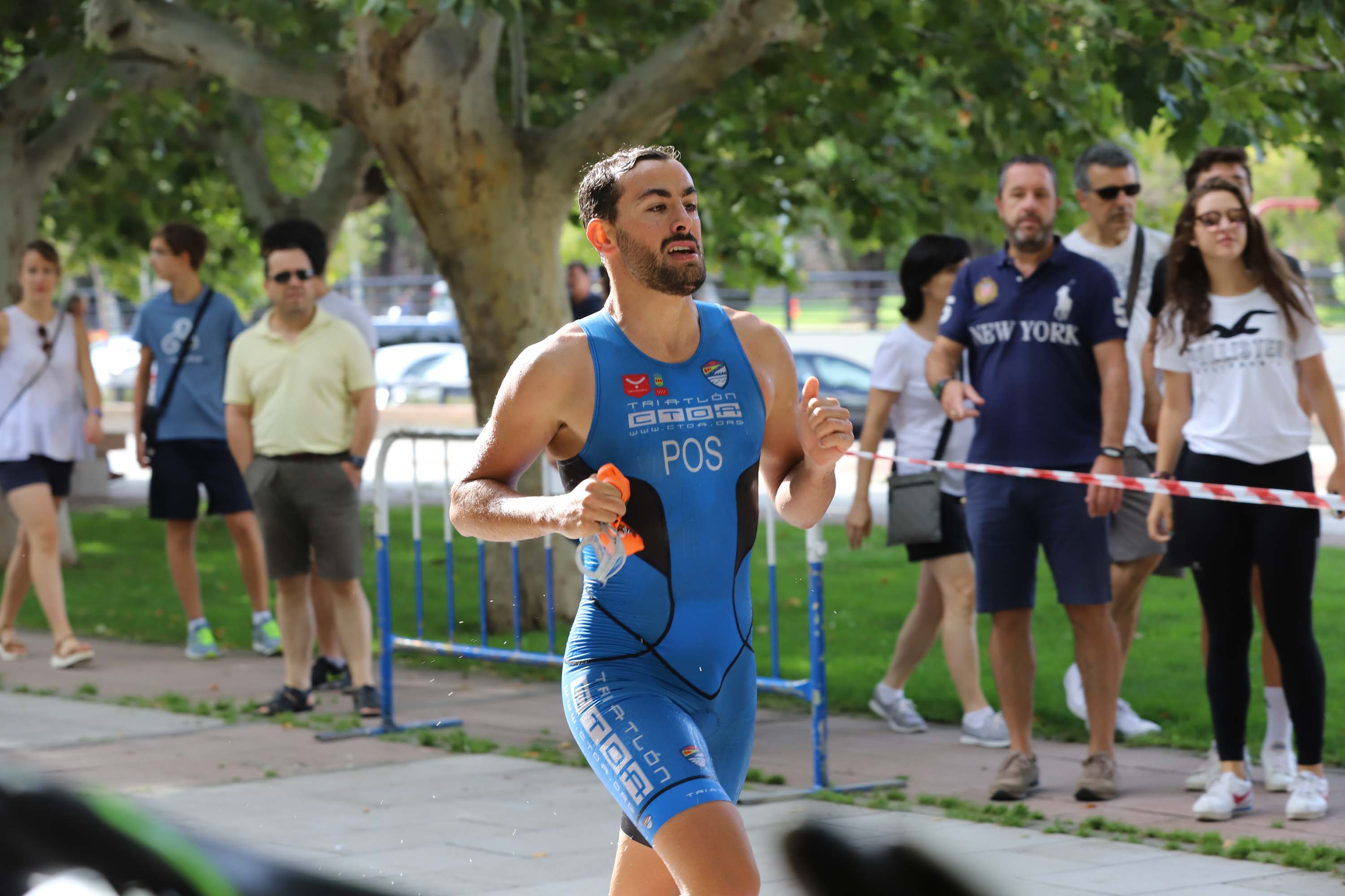 Miguel Risco y Esther Gómez repiten victoria en una prueba que reunió a 250 atletas que recorrieron el casco histórico a nado, en bici y corriendo