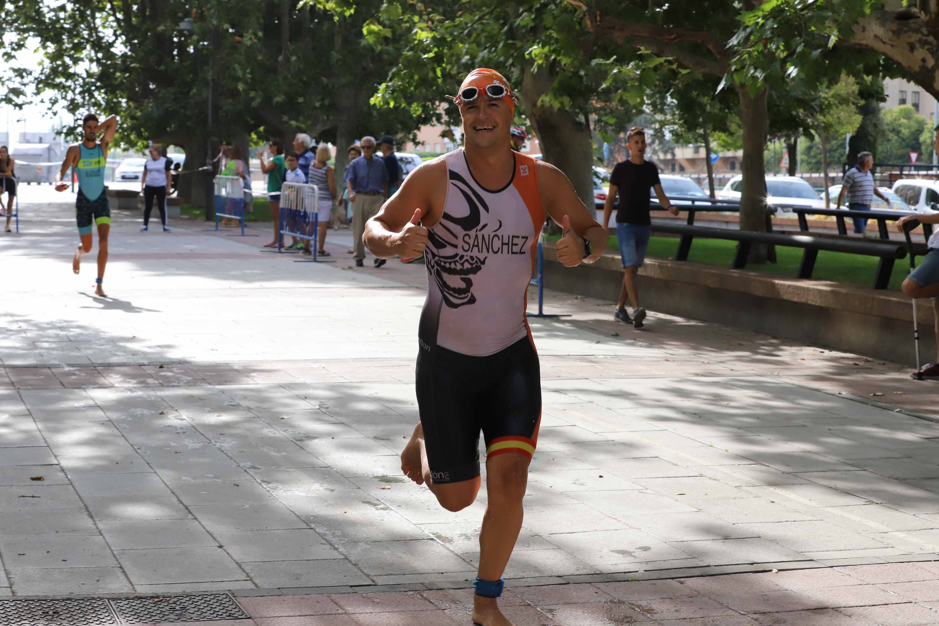 Miguel Risco y Esther Gómez repiten victoria en una prueba que reunió a 250 atletas que recorrieron el casco histórico a nado, en bici y corriendo
