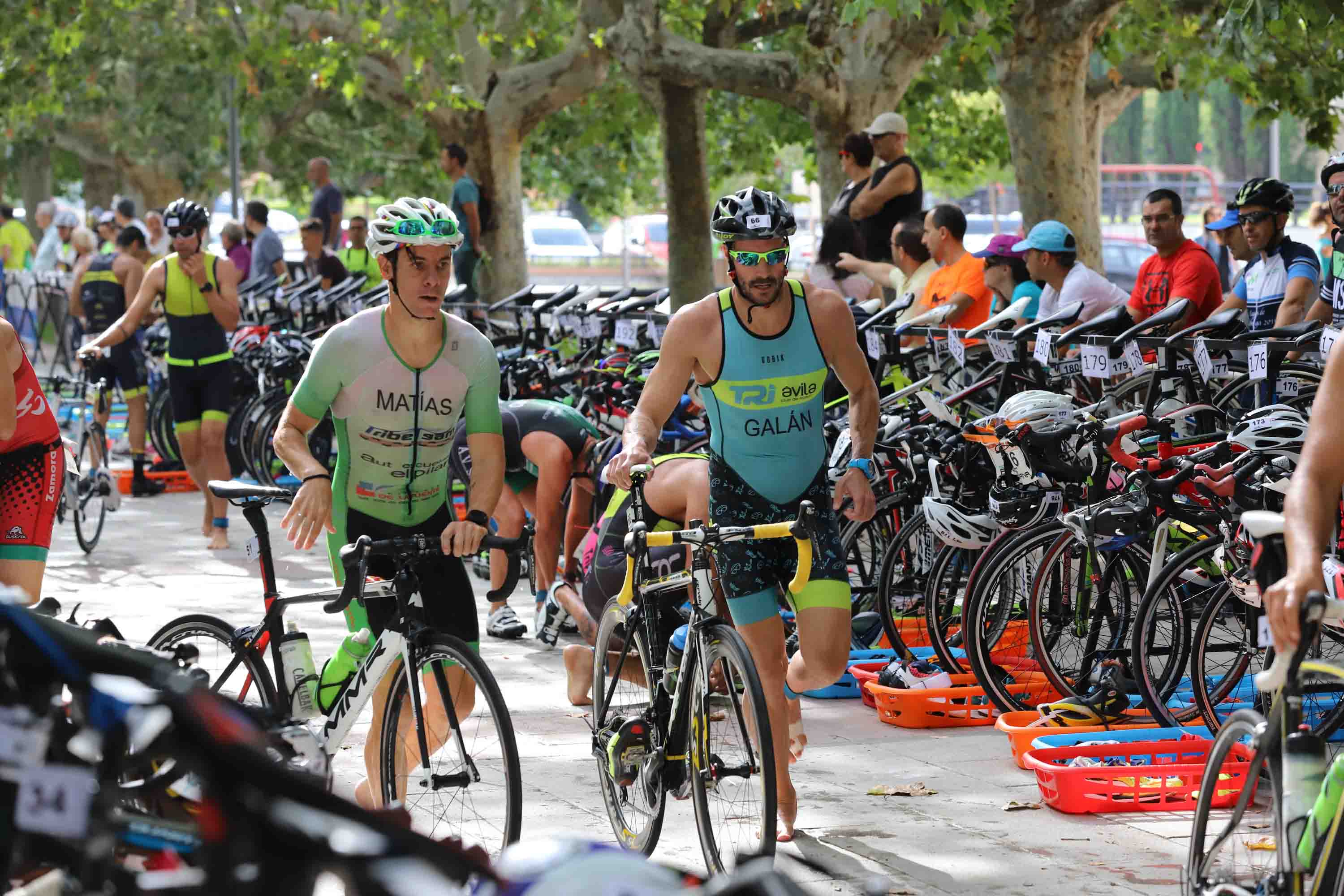 Miguel Risco y Esther Gómez repiten victoria en una prueba que reunió a 250 atletas que recorrieron el casco histórico a nado, en bici y corriendo