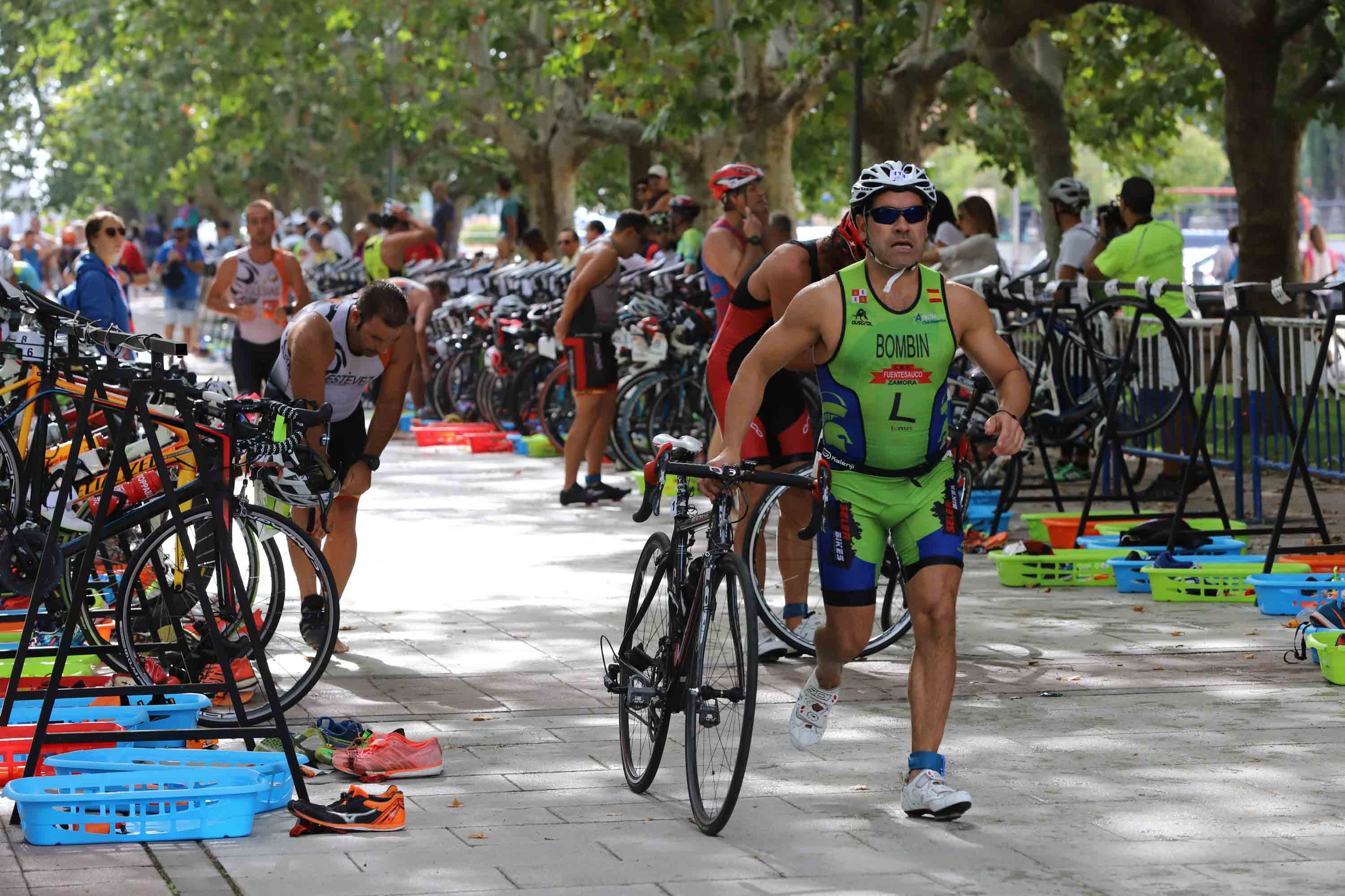 Miguel Risco y Esther Gómez repiten victoria en una prueba que reunió a 250 atletas que recorrieron el casco histórico a nado, en bici y corriendo