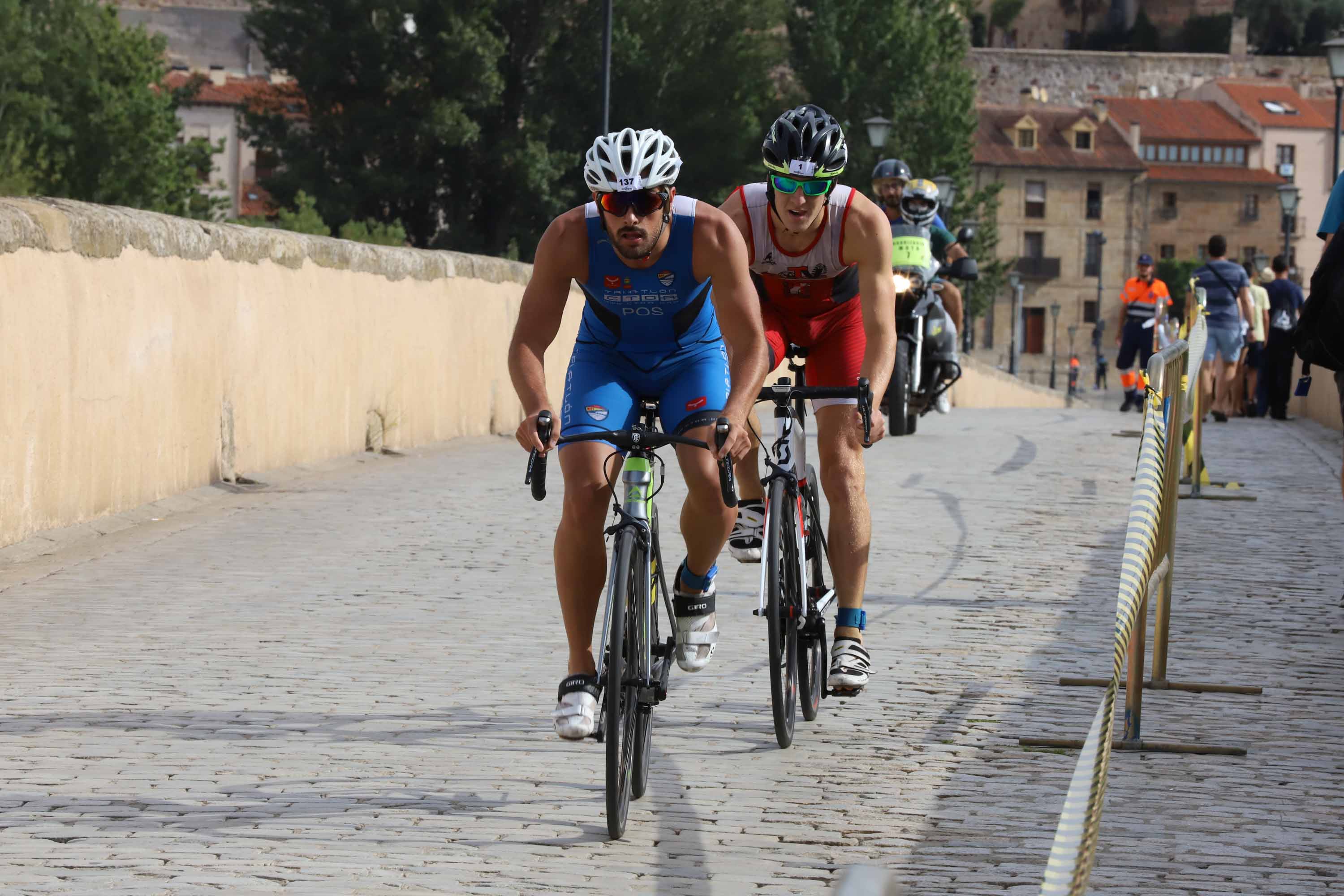 Miguel Risco y Esther Gómez repiten victoria en una prueba que reunió a 250 atletas que recorrieron el casco histórico a nado, en bici y corriendo