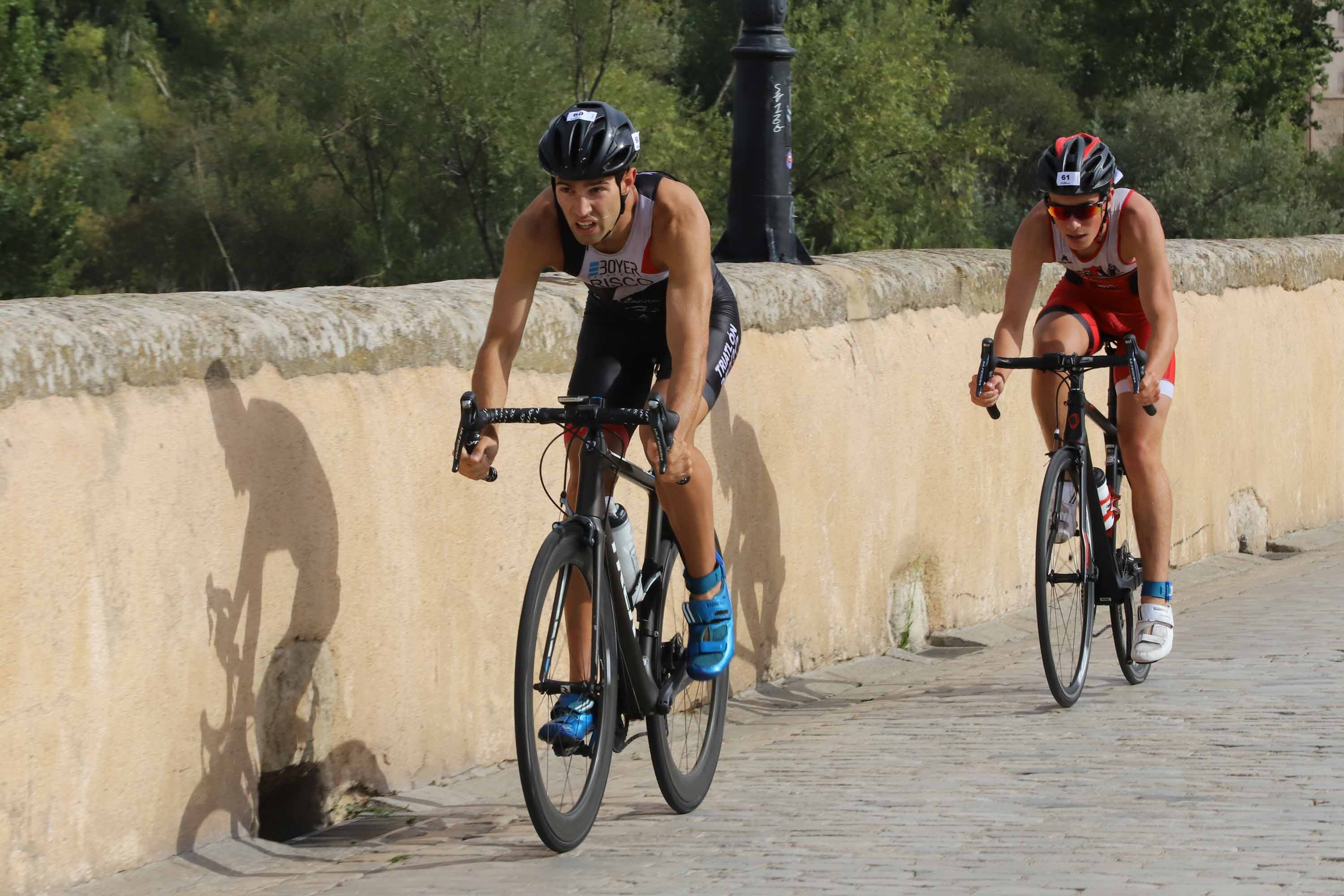 Miguel Risco y Esther Gómez repiten victoria en una prueba que reunió a 250 atletas que recorrieron el casco histórico a nado, en bici y corriendo