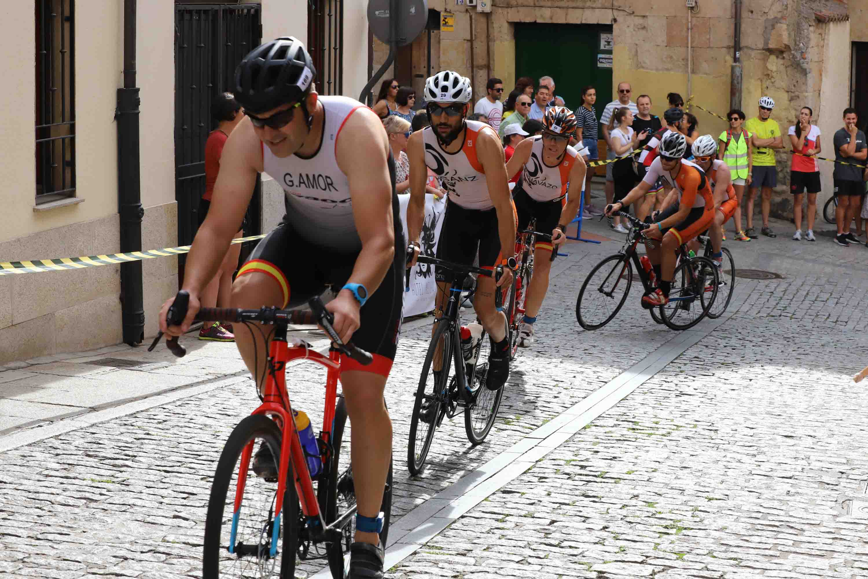 Miguel Risco y Esther Gómez repiten victoria en una prueba que reunió a 250 atletas que recorrieron el casco histórico a nado, en bici y corriendo