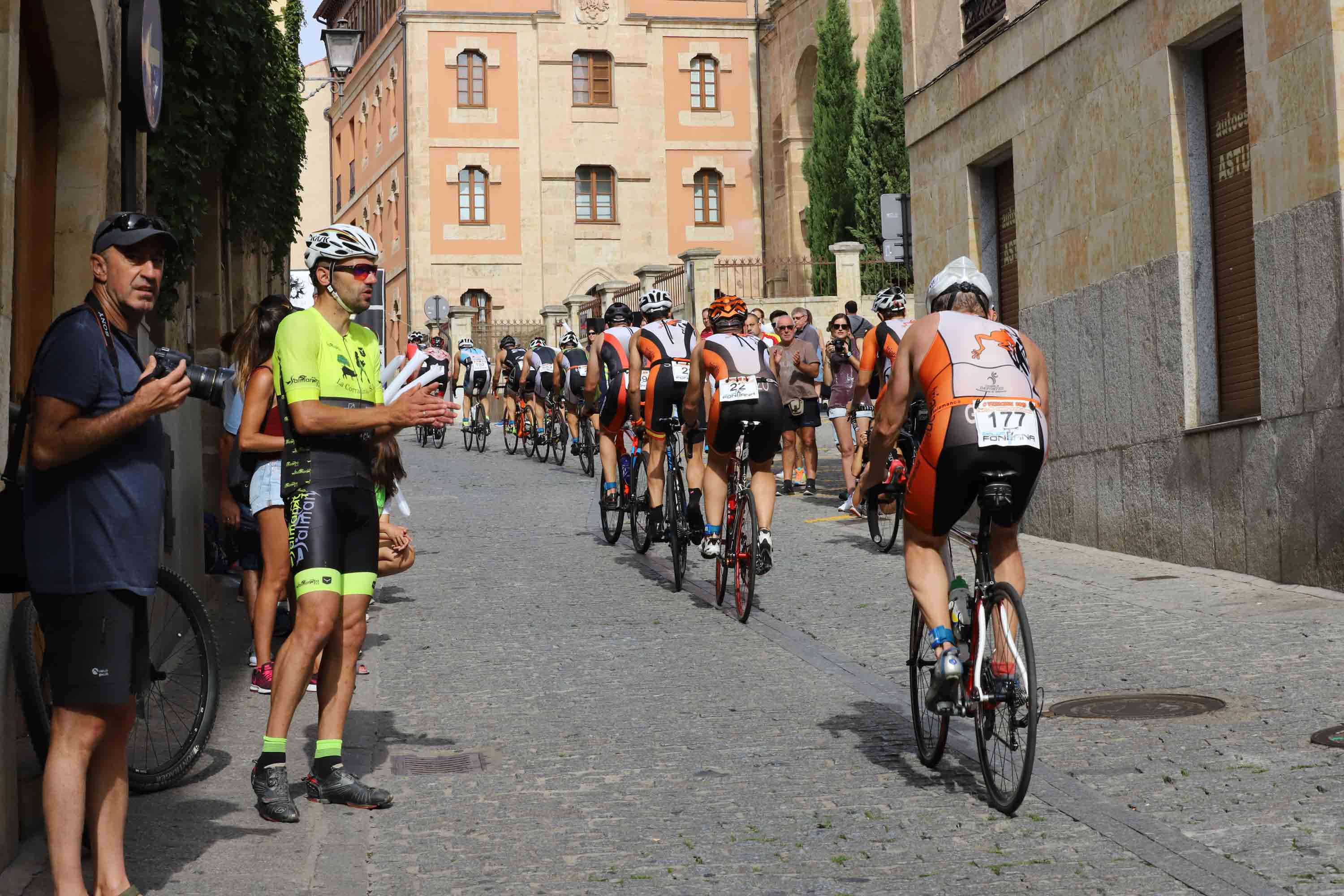 Miguel Risco y Esther Gómez repiten victoria en una prueba que reunió a 250 atletas que recorrieron el casco histórico a nado, en bici y corriendo