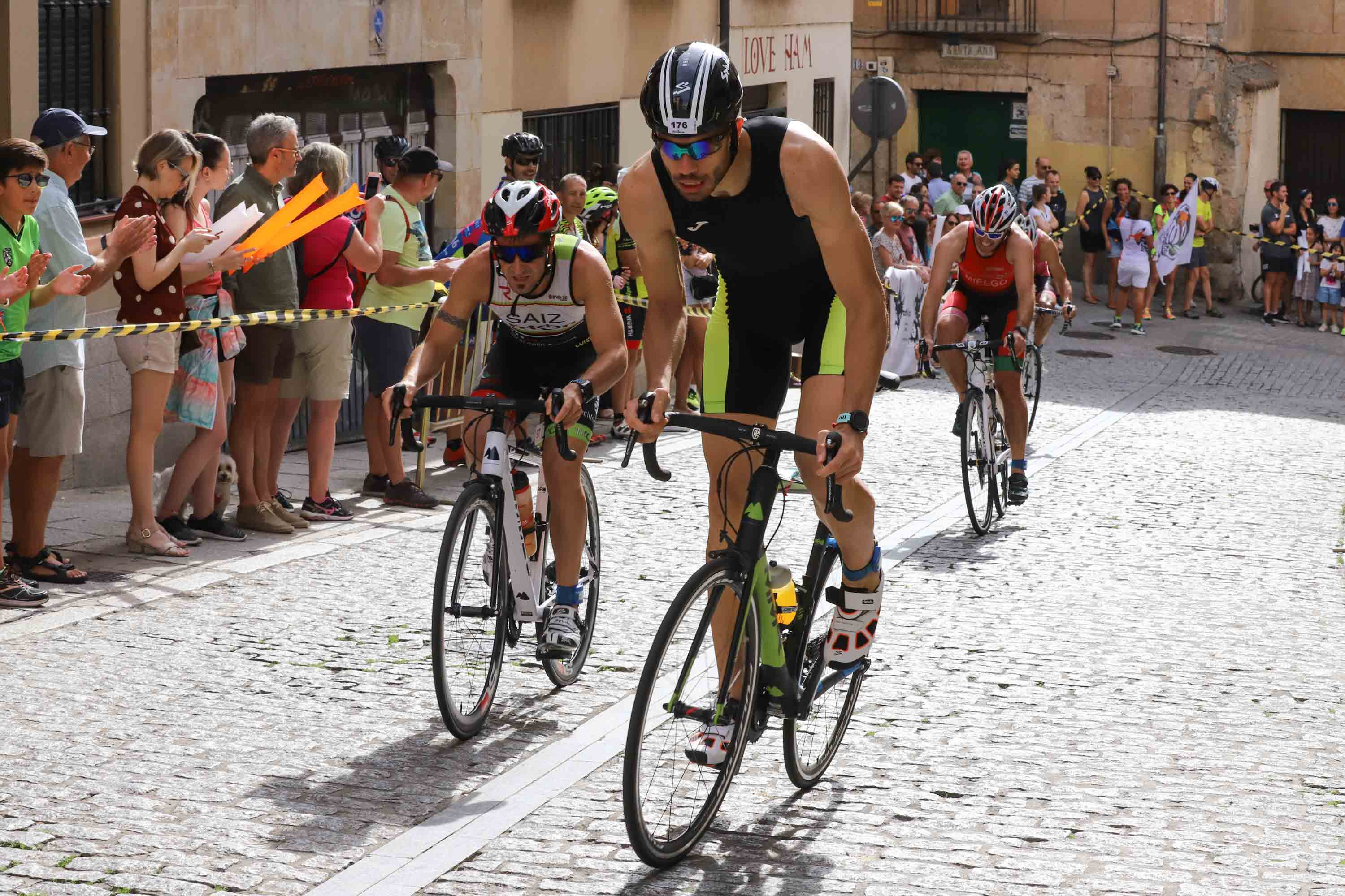 Miguel Risco y Esther Gómez repiten victoria en una prueba que reunió a 250 atletas que recorrieron el casco histórico a nado, en bici y corriendo