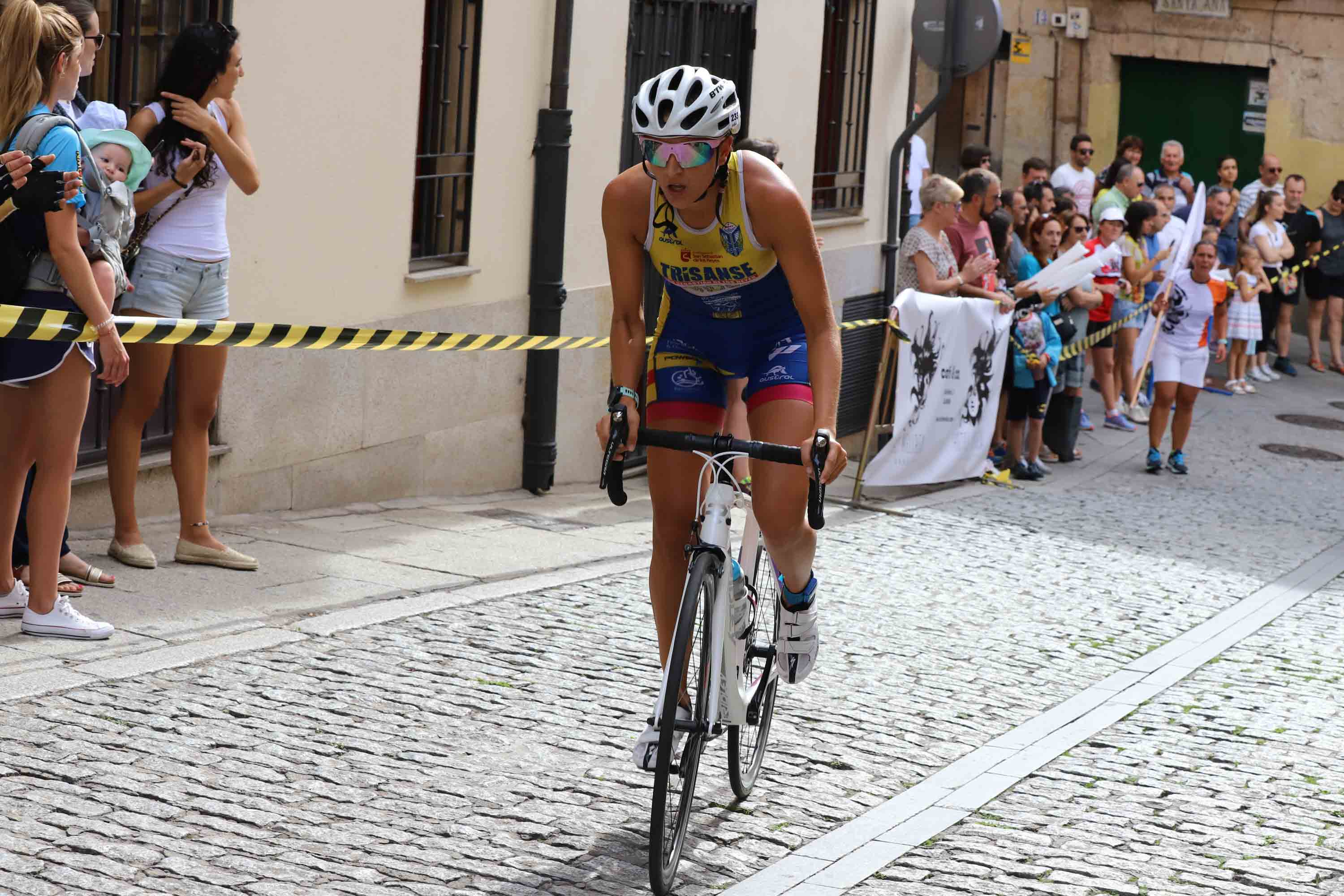 Miguel Risco y Esther Gómez repiten victoria en una prueba que reunió a 250 atletas que recorrieron el casco histórico a nado, en bici y corriendo