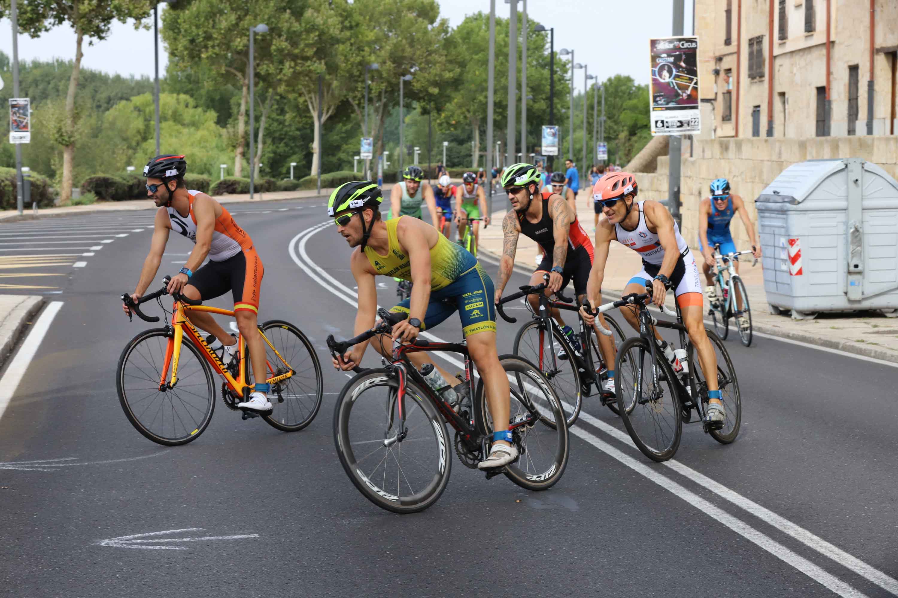 Miguel Risco y Esther Gómez repiten victoria en una prueba que reunió a 250 atletas que recorrieron el casco histórico a nado, en bici y corriendo
