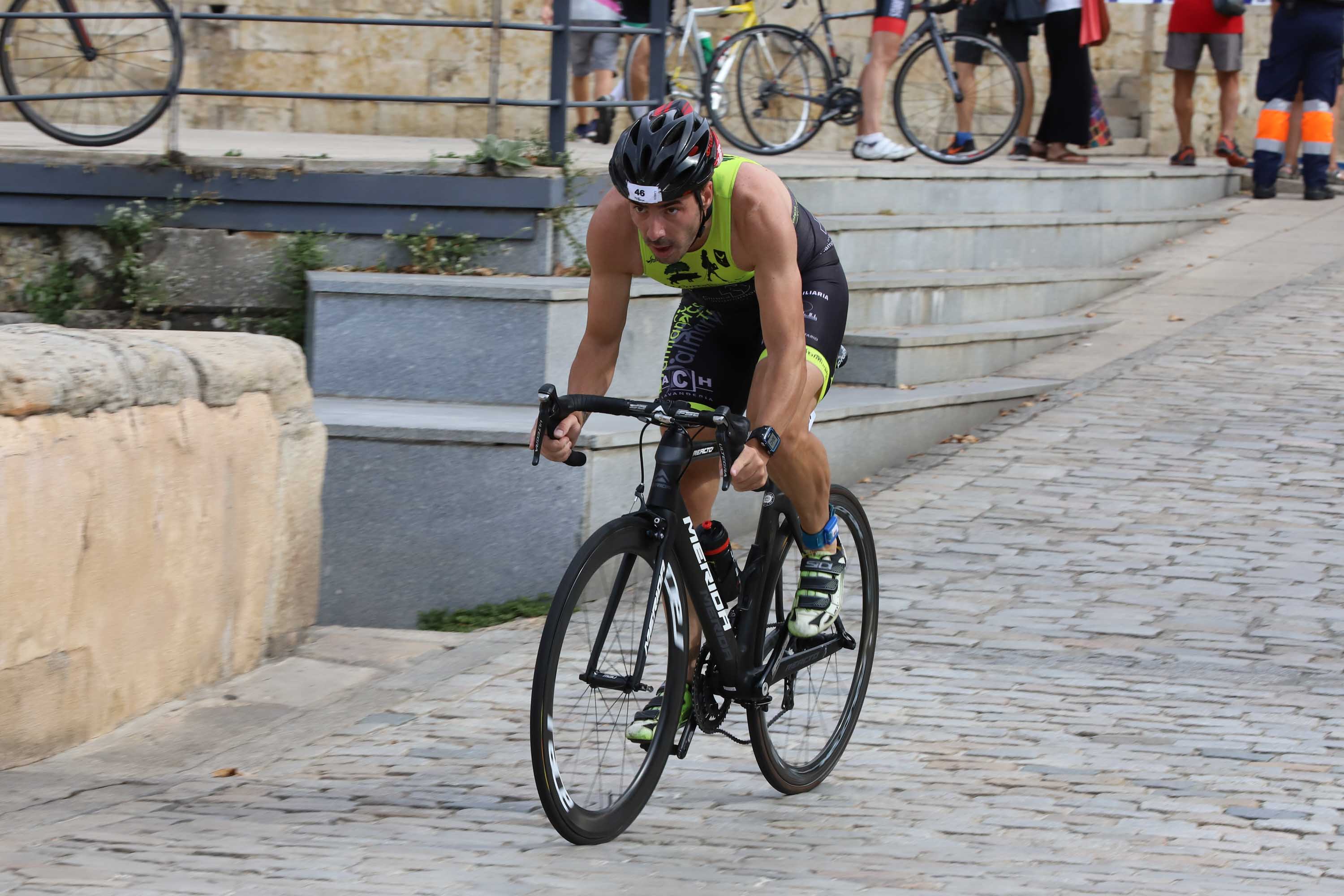 Miguel Risco y Esther Gómez repiten victoria en una prueba que reunió a 250 atletas que recorrieron el casco histórico a nado, en bici y corriendo