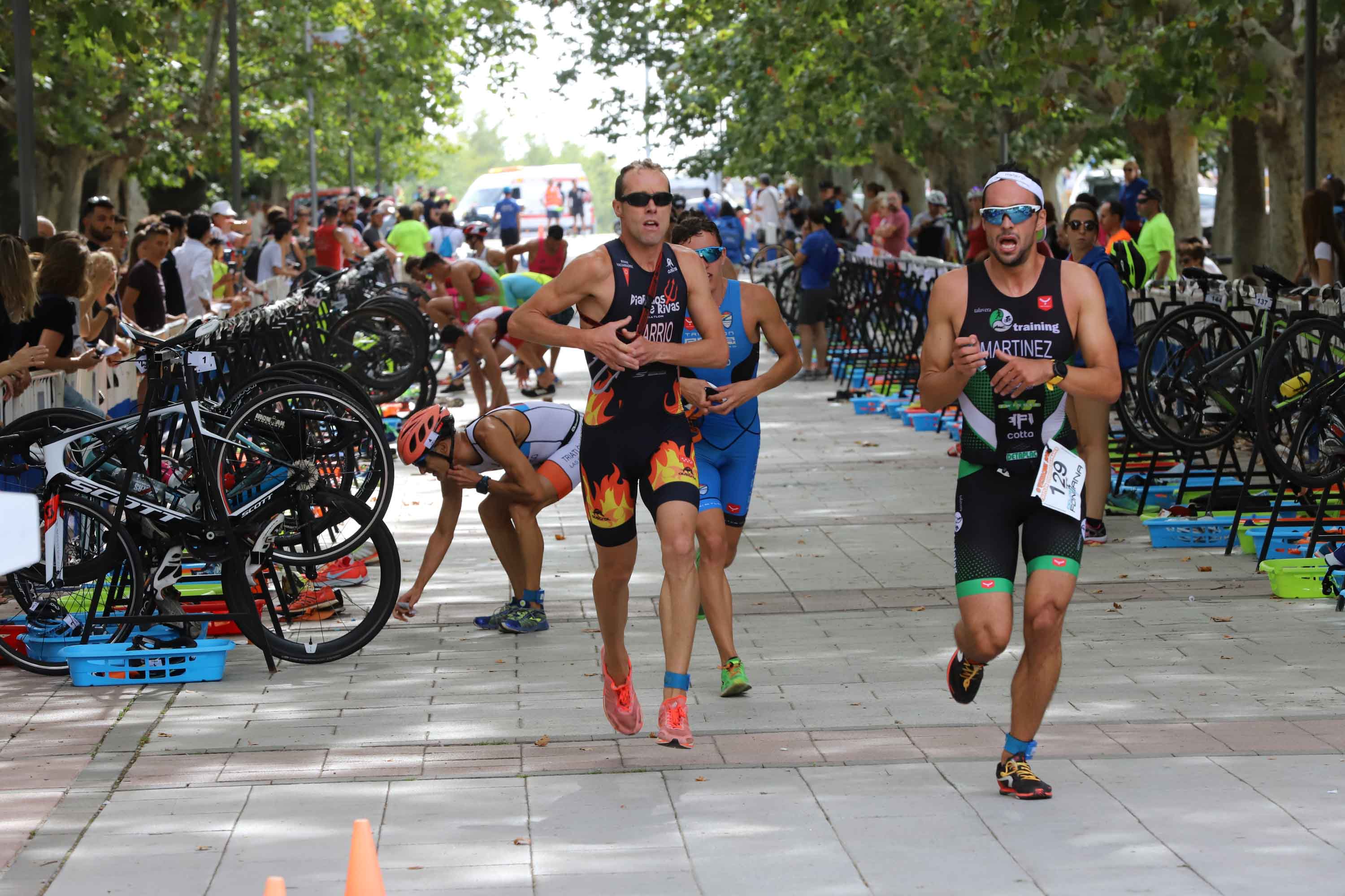 Miguel Risco y Esther Gómez repiten victoria en una prueba que reunió a 250 atletas que recorrieron el casco histórico a nado, en bici y corriendo