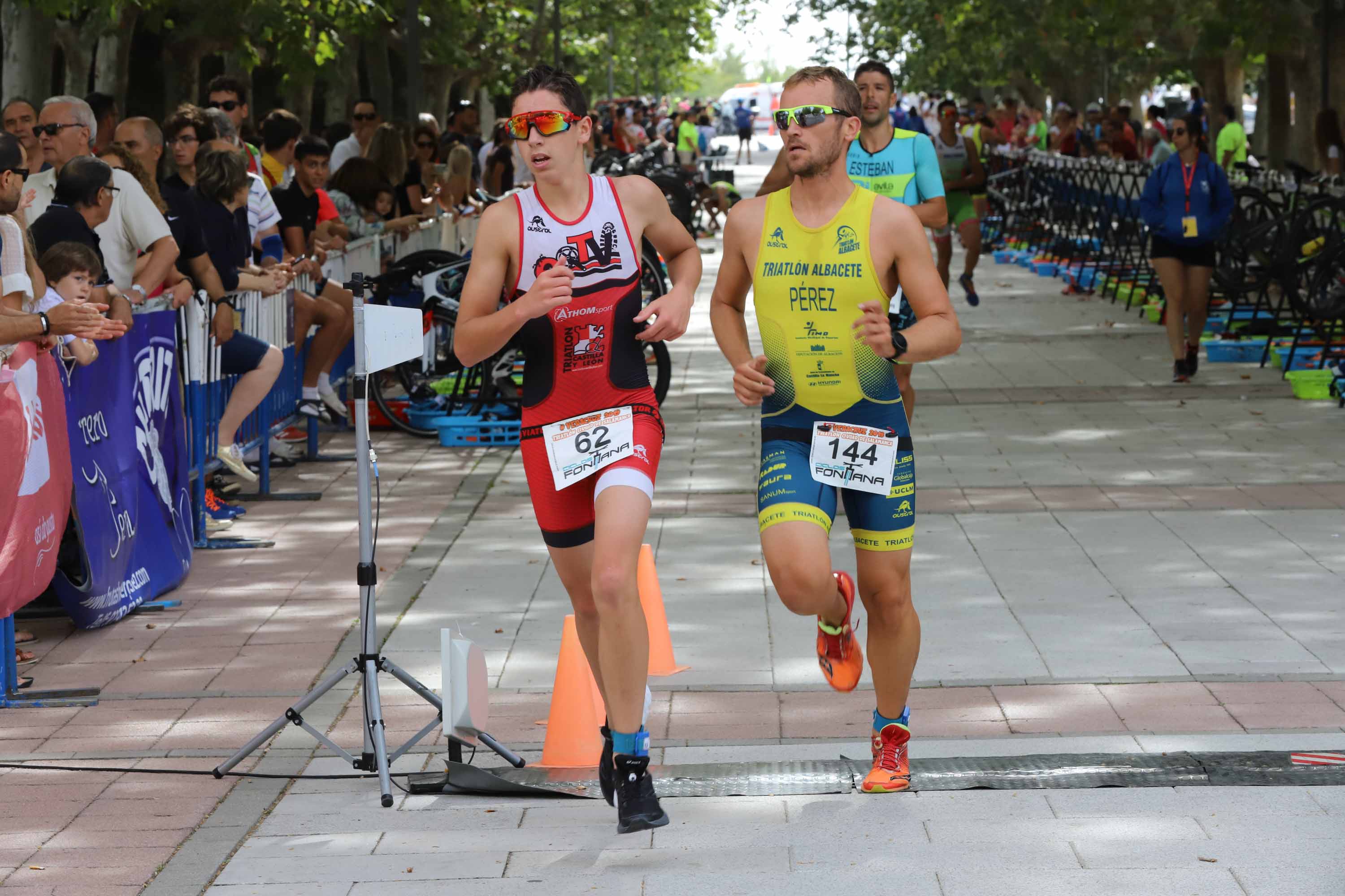 Miguel Risco y Esther Gómez repiten victoria en una prueba que reunió a 250 atletas que recorrieron el casco histórico a nado, en bici y corriendo