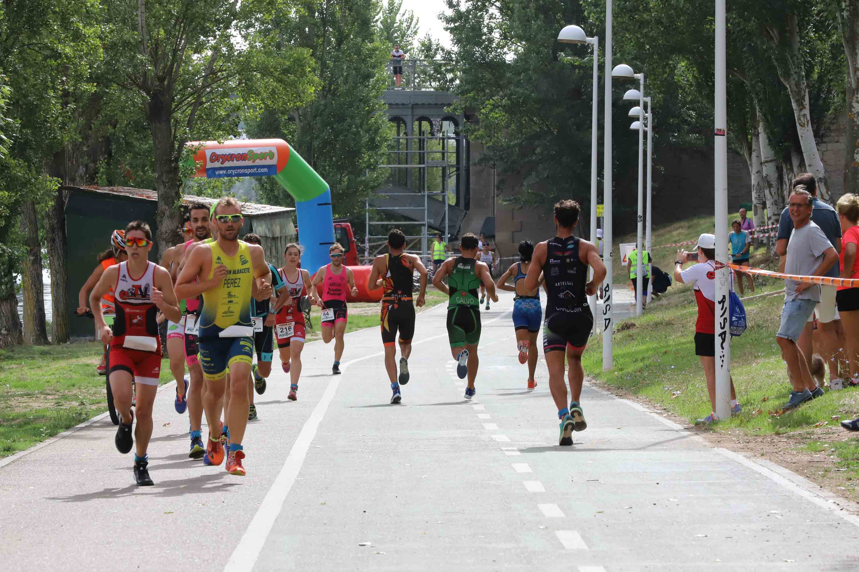 Miguel Risco y Esther Gómez repiten victoria en una prueba que reunió a 250 atletas que recorrieron el casco histórico a nado, en bici y corriendo