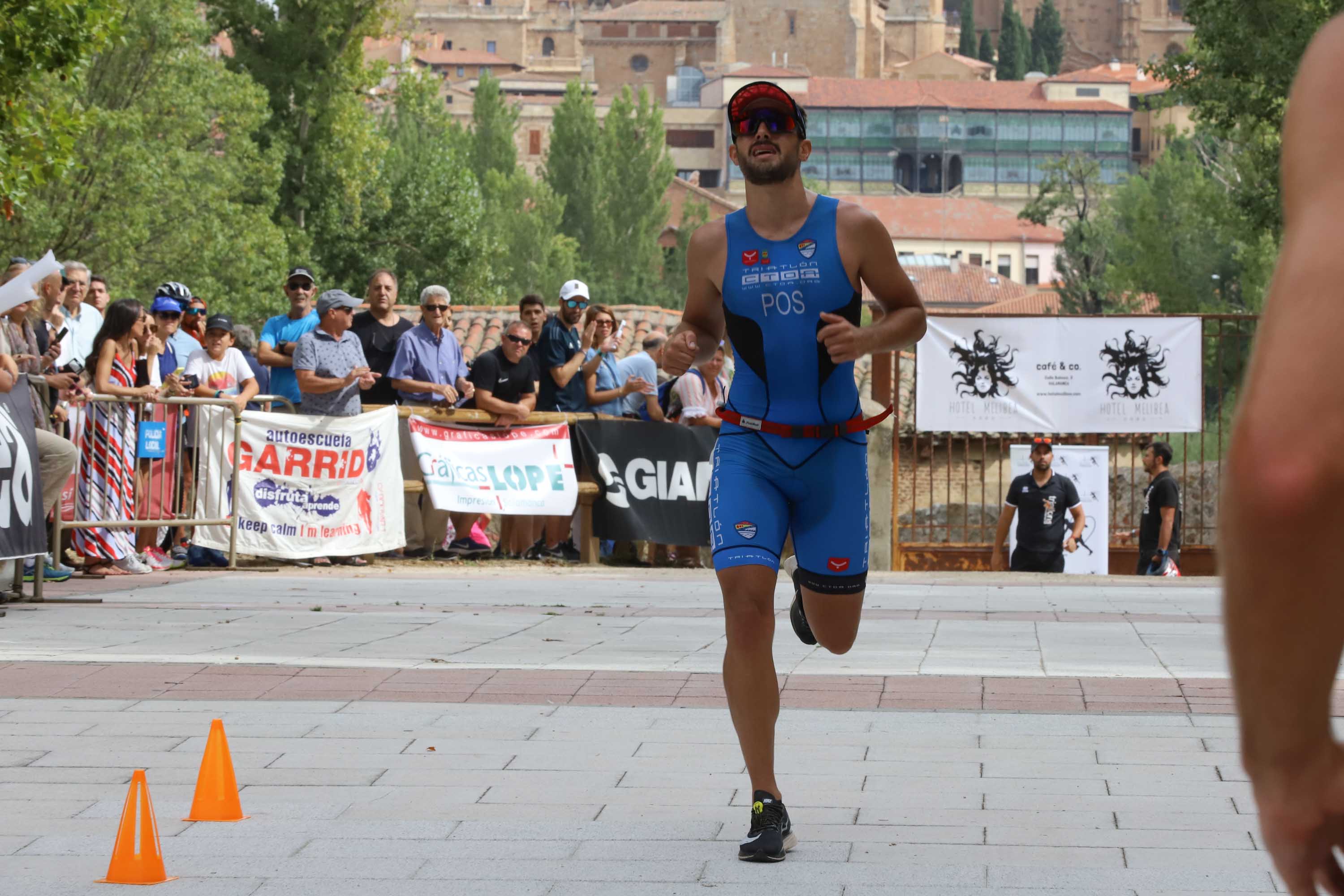 Miguel Risco y Esther Gómez repiten victoria en una prueba que reunió a 250 atletas que recorrieron el casco histórico a nado, en bici y corriendo