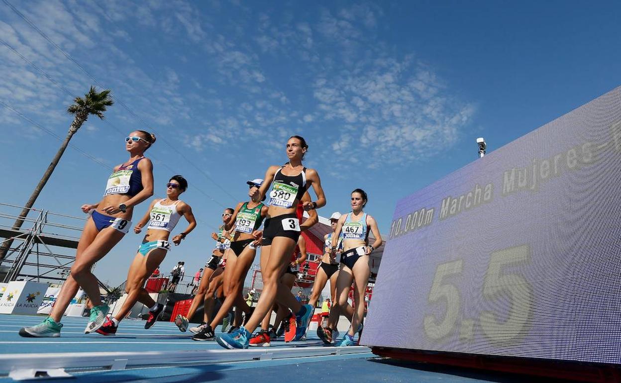 Inicio de la prueba de los 10.000 metros marcha femeninos en el Campeonato de España de Atletismo, en La Nucía. 