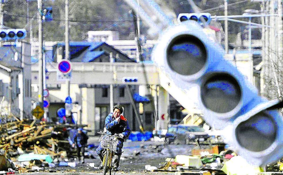 Un ciclista sortea las ruinas de Miyako tras el gran terremoto de marzo de 2011, al que siguió un devastador tsunami.