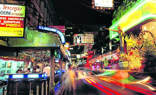 Visión nocturna del barrio de Patpong.