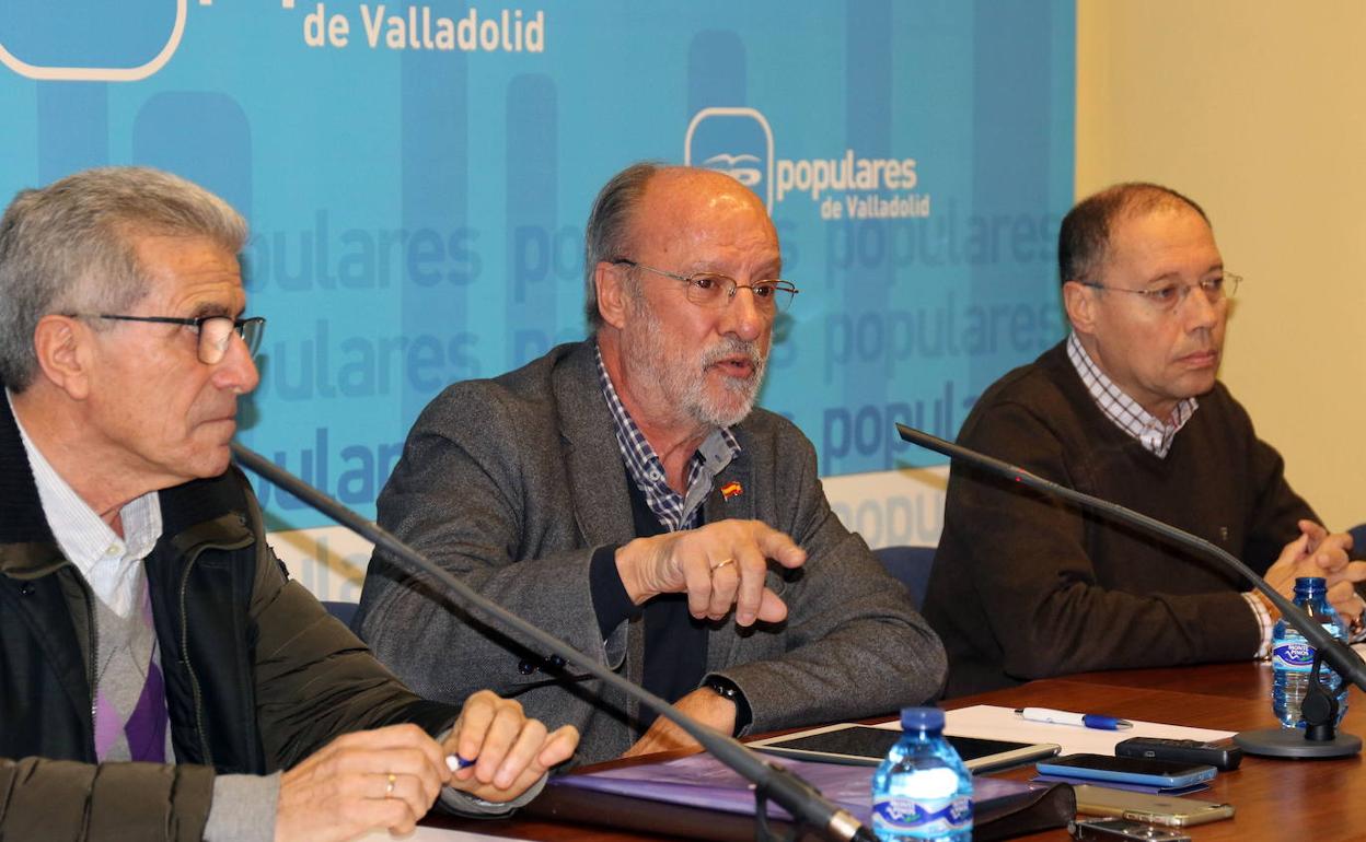 Manuel Sánchez, León de la Riva y Alfredo Blanco, tras ser absueltos en el juicio de los avales :: 