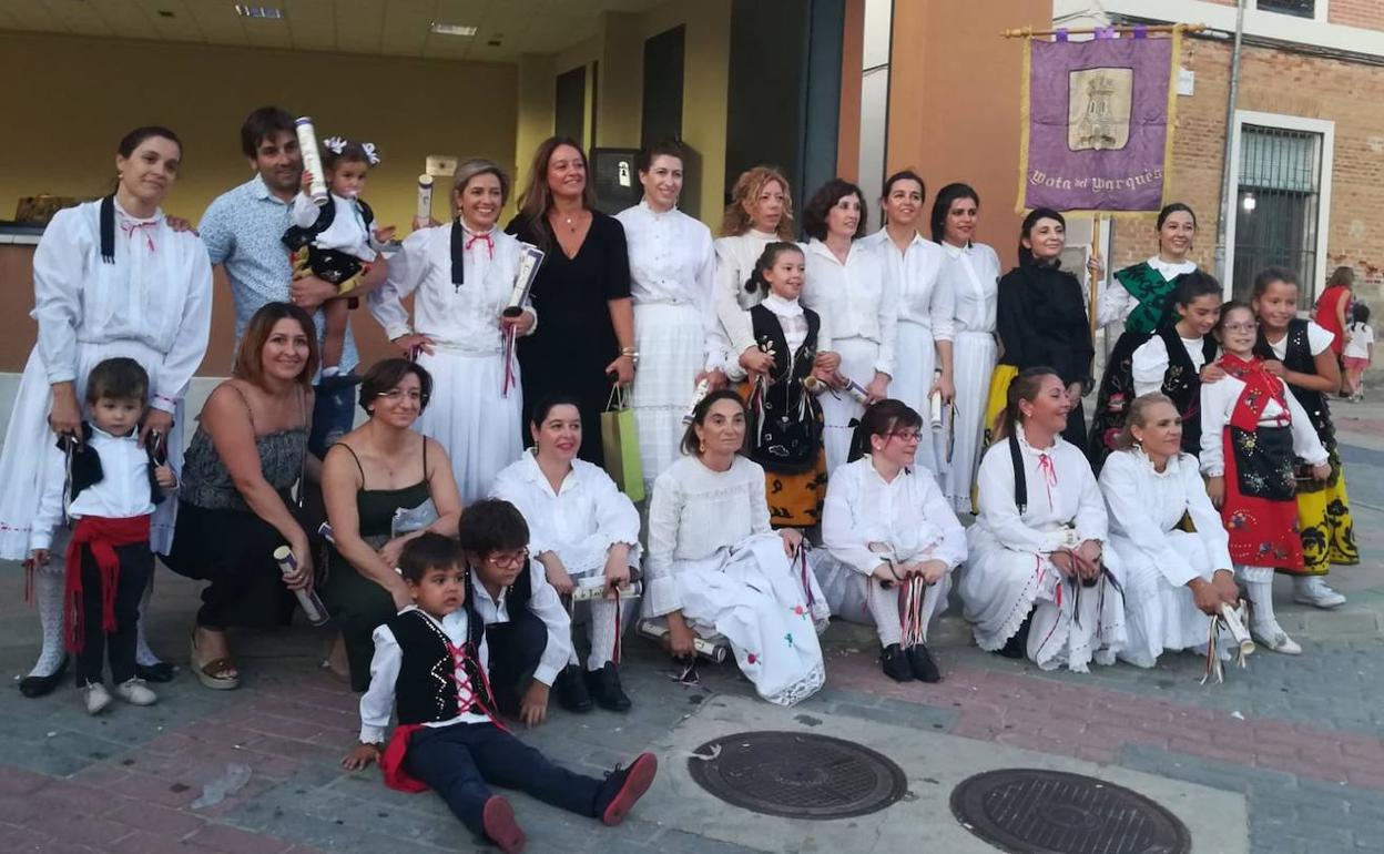 Participantes de la celebración del treinta aniversario de la creación del grupo de danzas de Mota del Marqués. 