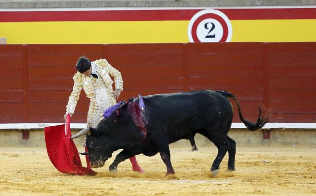 Pablo Aguado baja la cara al sexto con el temple que le caracteriza.