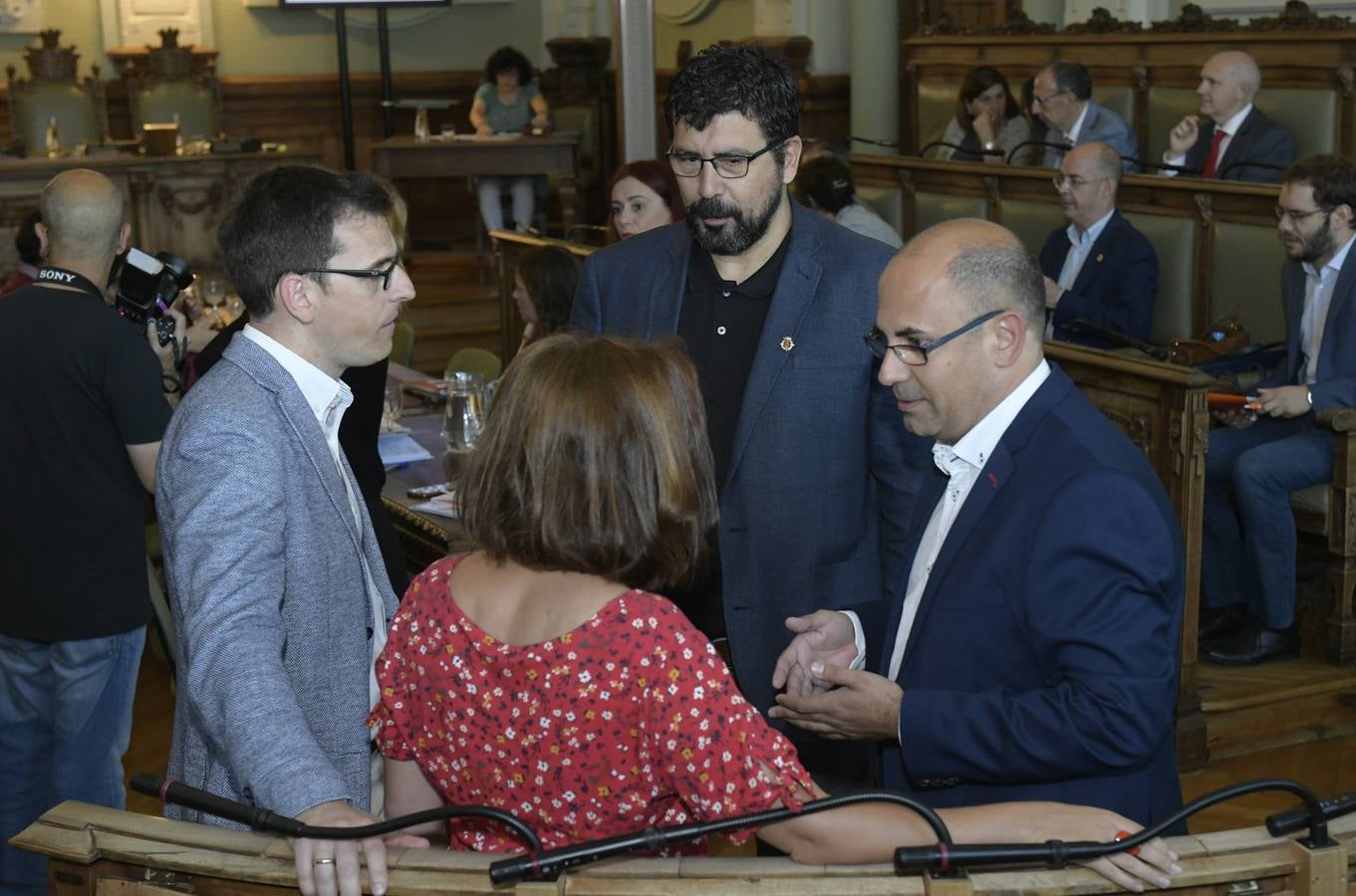 El concejal del Grupo municipal Popular y exvicepresidente de la Junta, José Antonio De Santiago-Juárez, ha asegurado en el pleno que apoya al alcalde de Valladolid en la reivindicación de más fondos para la ciudad «porque es la capital y porque tiene más habitantes»