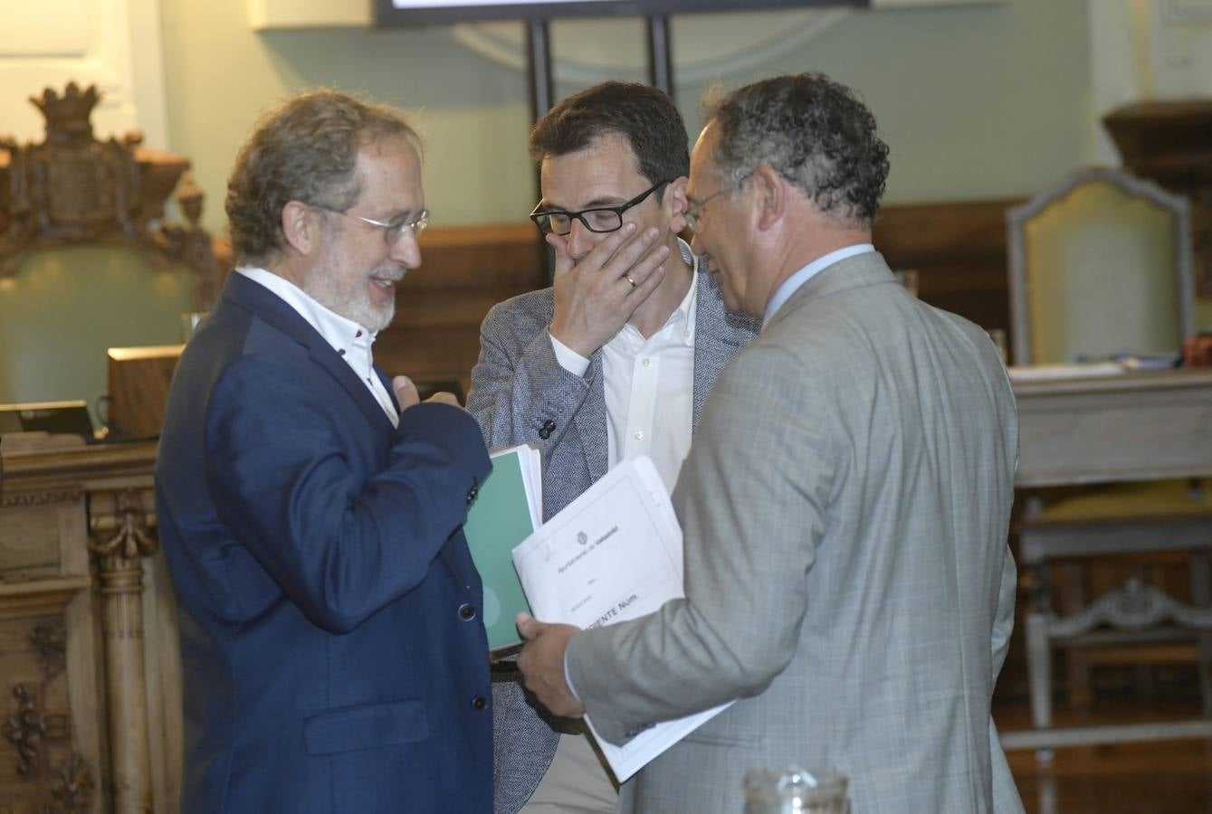 El concejal del Grupo municipal Popular y exvicepresidente de la Junta, José Antonio De Santiago-Juárez, ha asegurado en el pleno que apoya al alcalde de Valladolid en la reivindicación de más fondos para la ciudad «porque es la capital y porque tiene más habitantes»